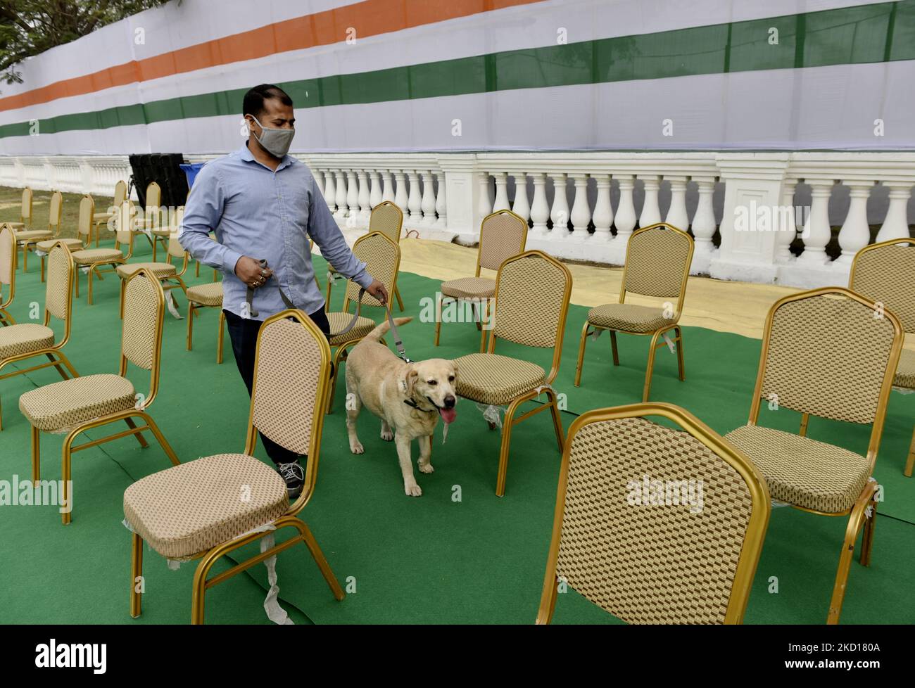 Kolkata polizia Bomb Squad cammina con un cane sniffer prima del giorno della repubblica a Kolkata, India, 25 gennaio, 2022. (Foto di Indranil Aditya/NurPhoto) Foto Stock