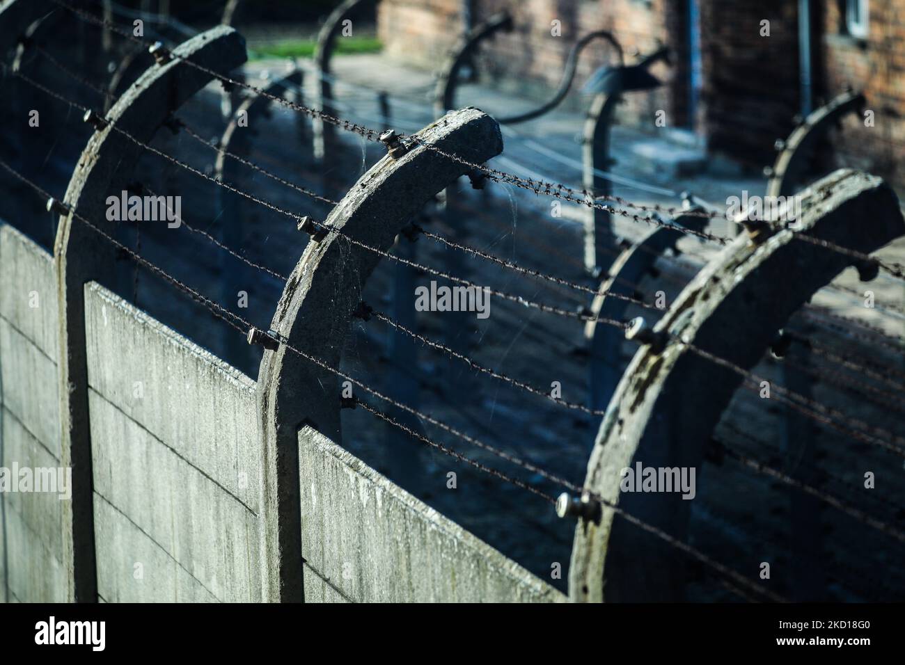 Recinzioni con fienili nel campo di concentramento dell'ex tedesco nazista di Auschwitz i presso il sito commemorativo di Auschwitz. Oswiecim, Polonia il 4 ottobre 2021. (Foto di Beata Zawrzel/NurPhoto) Foto Stock