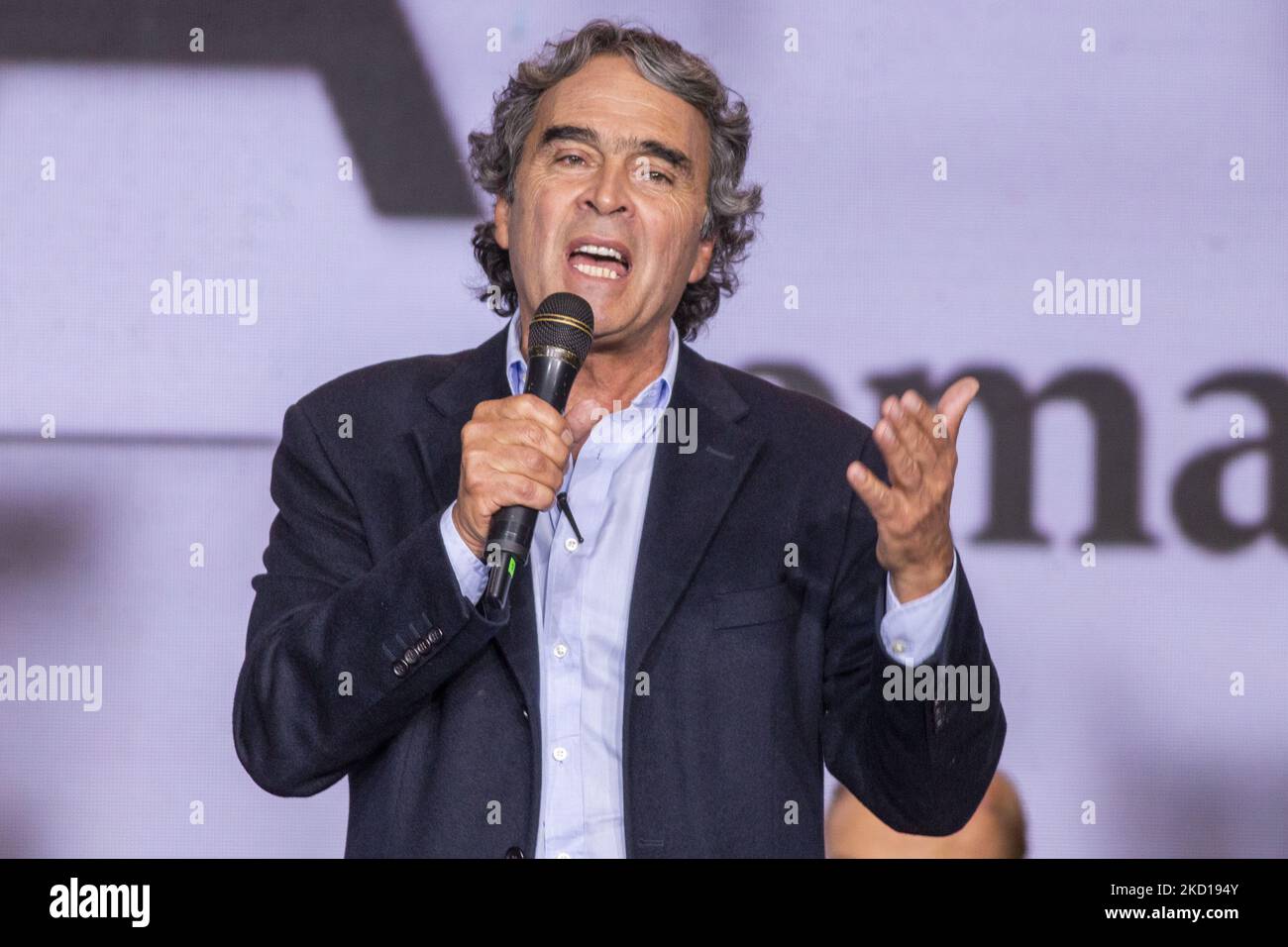 Il candidato del partito politico Compromiso ciudadano, Sergio Fajardo al dibattito tra i candidati presidenziali al Club El Nogal di Bogotà, Colombia, il 25 gennaio 2021. (Foto di Daniel Garzon Herazo/NurPhoto) Foto Stock