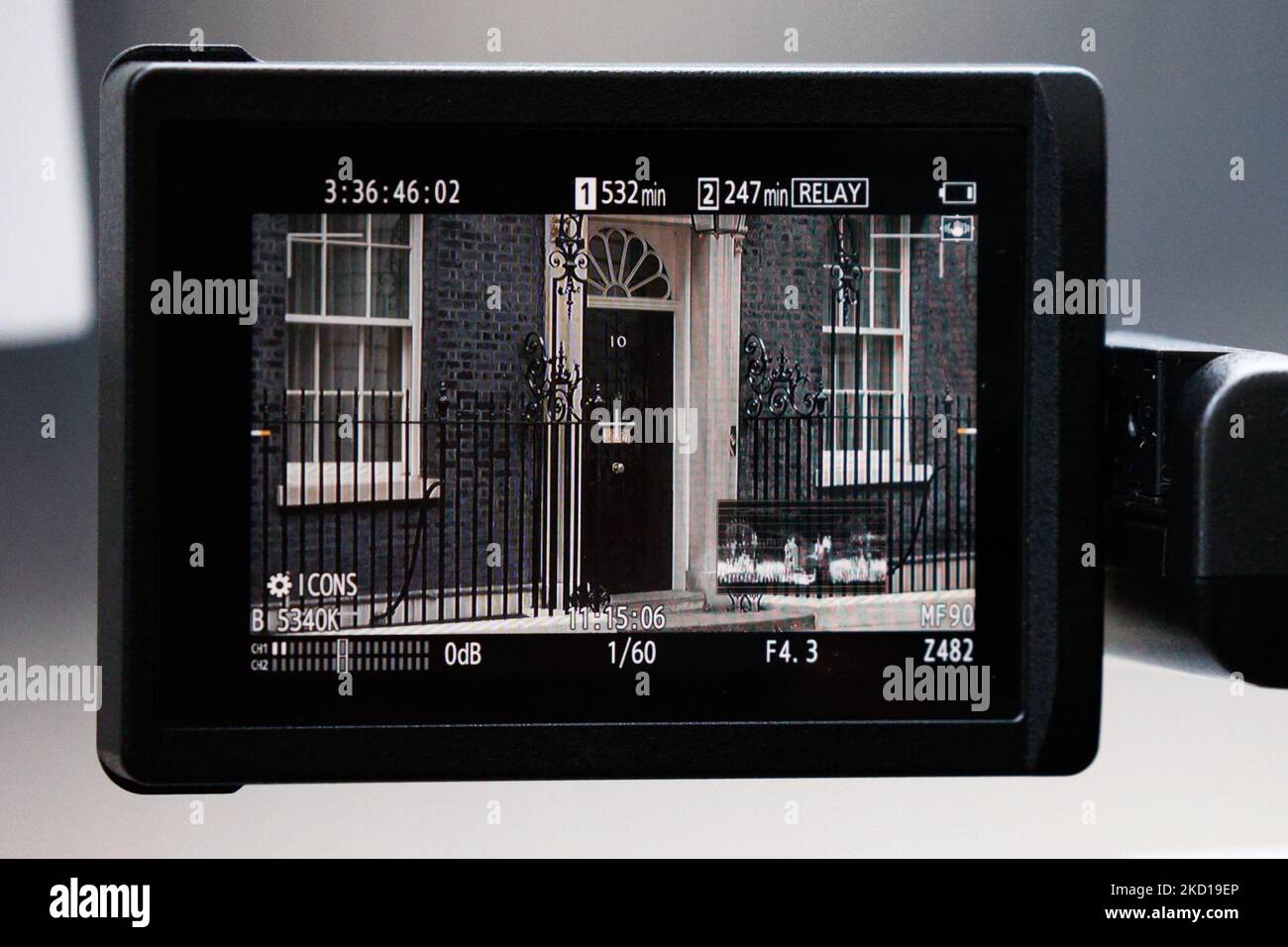 Una telecamera mostra la porta di 10 Downing Street poco prima che il primo ministro britannico Boris Johnson lasci per la sua apparizione settimanale del primo ministro (PMQ) nella Camera dei Comuni a Londra, in Inghilterra, il 26 gennaio 2022. (Foto di David Cliff/NurPhoto) Foto Stock