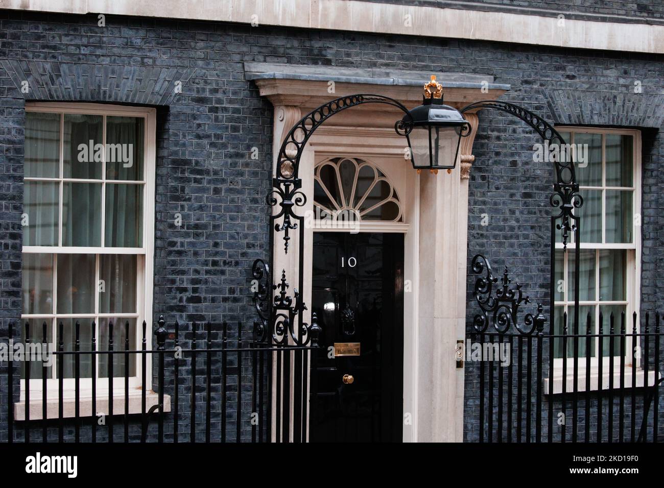 La porta di 10 Downing Street si vede poco prima che il primo ministro britannico Boris Johnson lasci per la sua apparizione settimanale del primo ministro (PMQ) nella Camera dei Comuni a Londra, in Inghilterra, il 26 gennaio 2022. (Foto di David Cliff/NurPhoto) Foto Stock