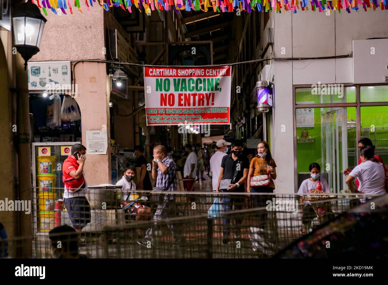 La gente visita un centro commerciale che richiede le carte di vaccinazione a Pasay City, Metro Manila, Filippine il 26 gennaio 2022. All’inizio di questo mese, tutti i 17 sindaci della Regione della capitale Nazionale (NCR) hanno votato all’unanimità a favore della risoluzione che limita la mobilità degli individui non vaccinati contro il COVID19, vietando loro di entrare negli stabilimenti mentre il paese combatte una recrudescenza dei casi. Meno di una settimana dopo, il Dipartimento dei Trasporti (DOTr) ordinò anche l’applicazione della politica “No Vaccination, No Ride” nel trasporto pubblico, con i critici che sbattono la politica come una violatio Foto Stock