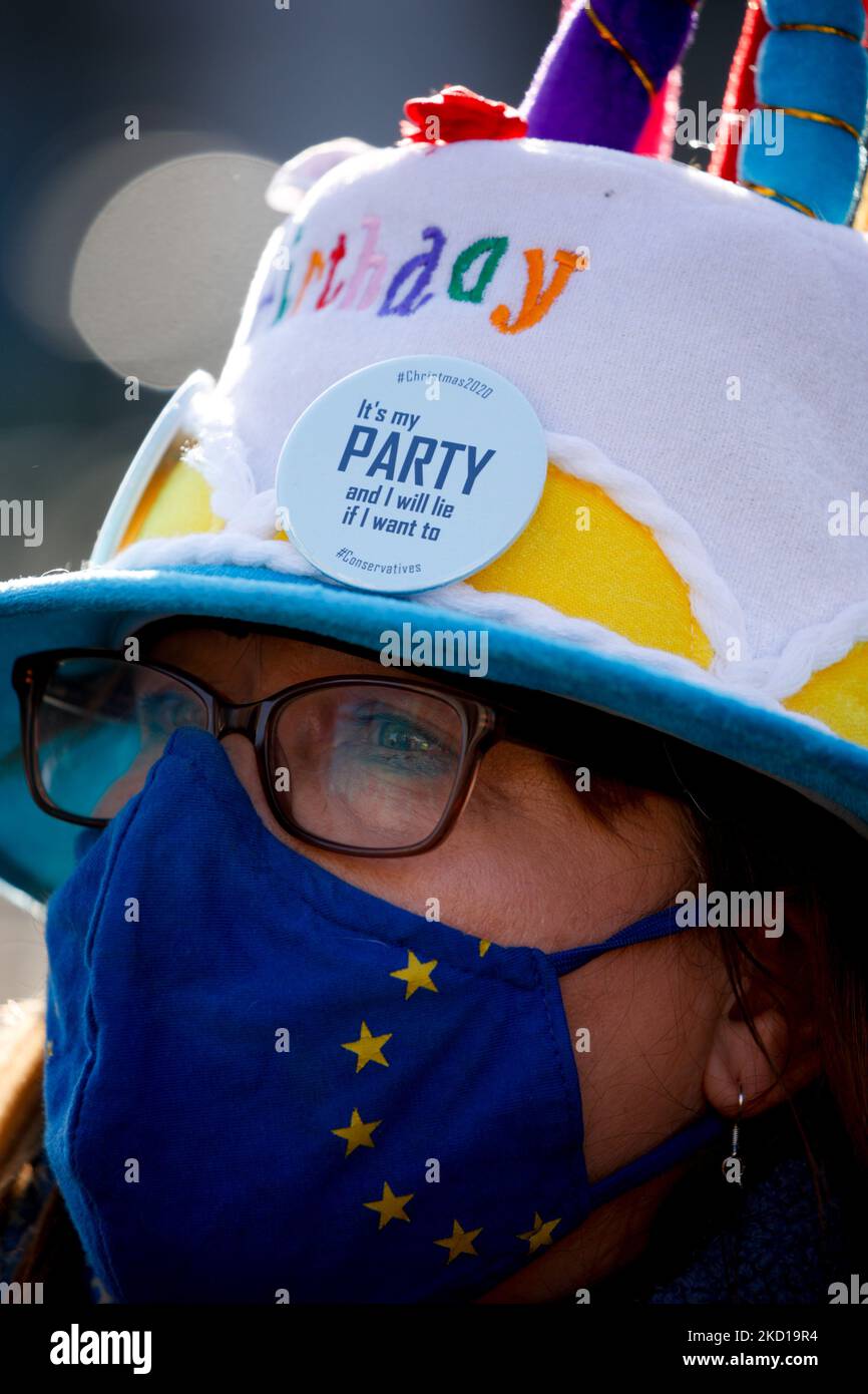 I manifestanti che si oppongono al primo ministro britannico Boris Johnson hanno manifestato al di fuori delle Camere del Parlamento a Londra, in Inghilterra, il 26 gennaio 2022. Westminster oggi continua ad attendere il rapporto sue Gray nei partiti tenuti a Downing Street mentre il paese era in blocco durante la crisi del coronavirus. La polizia metropolitana nel frattempo ieri ha annunciato di aver iniziato la propria indagine sulle presunte violazioni delle norme a Downing Street e su Whitehall. Il primo ministro Boris Johnson ha insistito oggi in Parlamento affinché non si dimettesse. (Foto di David Cliff/NurPhoto) Foto Stock