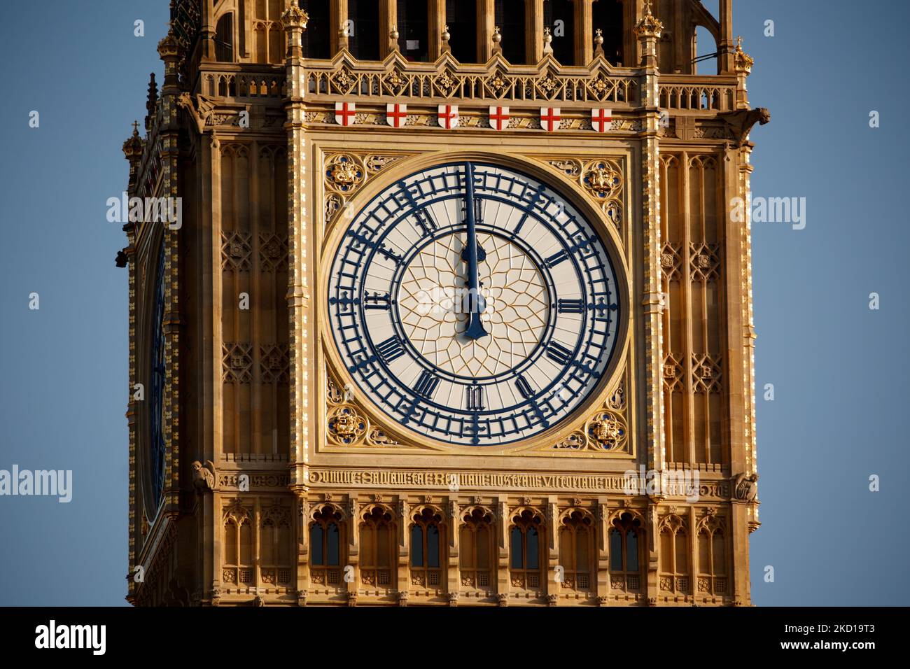Particolare della facciata dell'orologio della Elizabeth Tower of the Houses of Parliament, comunemente conosciuta come Big ben, che ora si trova a metà libera da impalcature, mentre i lavori di ristrutturazione della struttura proseguono a Londra, Inghilterra, il 26 gennaio 2022. (Foto di David Cliff/NurPhoto) Foto Stock