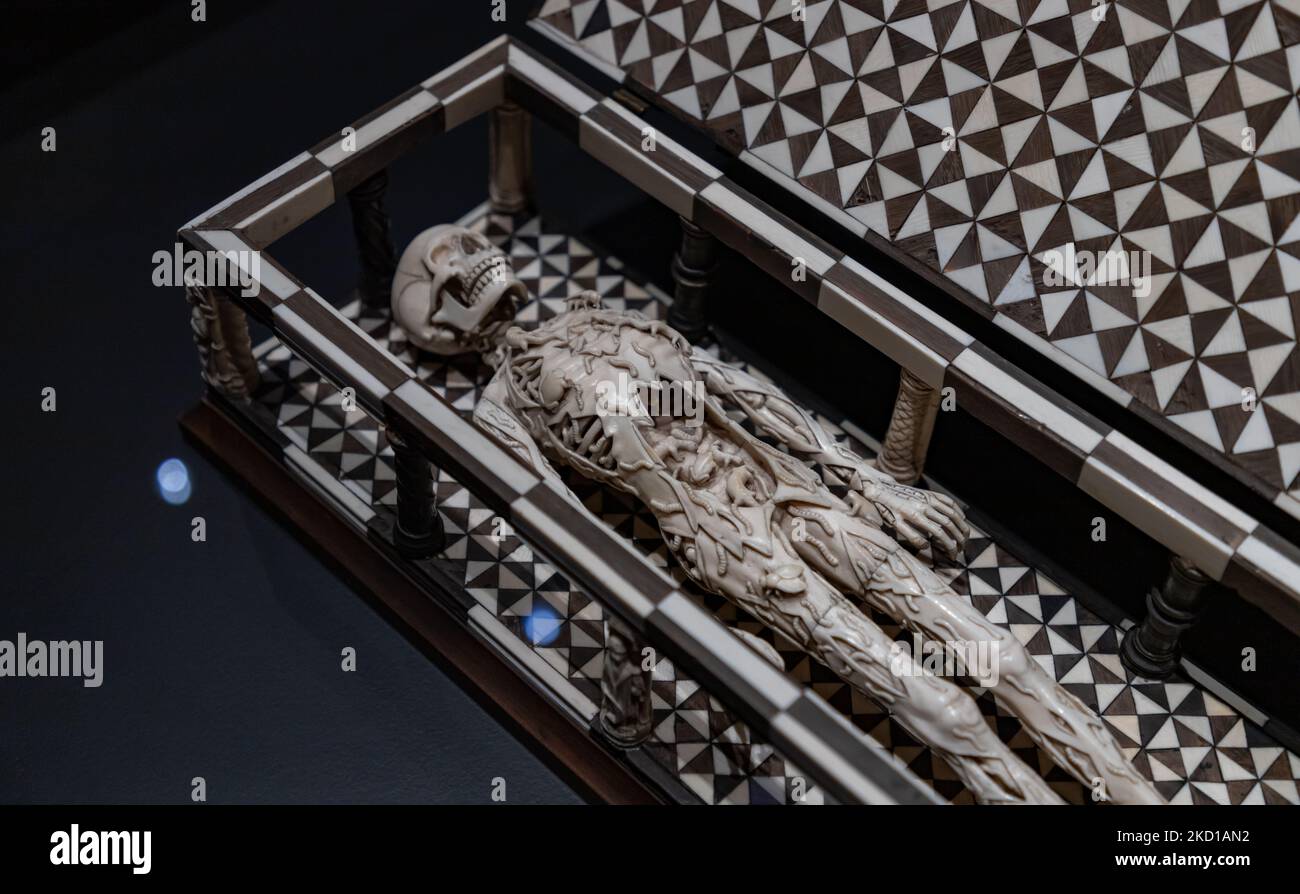 Una foto di una scultura Memento Mori, di Chicart Bailly (1520-1530) in mostra al Rijksmuseum, nell'ambito della mostra Creepy crawlies. Foto Stock