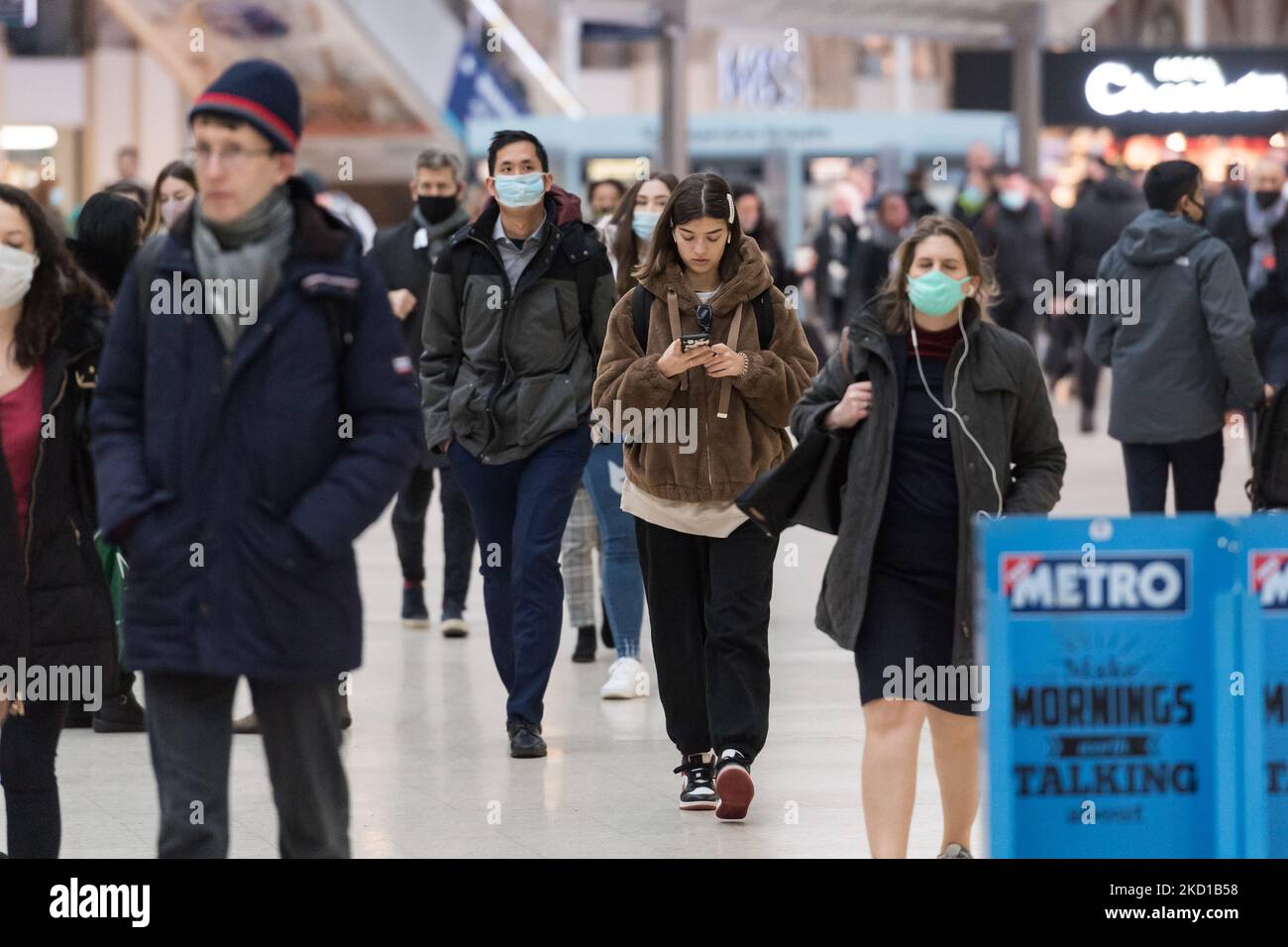 LONDRA, REGNO UNITO - 27 GENNAIO 2022: I pendolari, alcuni che continuano a indossare maschere facciali, arrivano alla stazione di Waterloo durante l'ora di punta mattutina, poiché le restrizioni del piano B imposte in Inghilterra per rallentare la diffusione della variante di Omicron sono terminate il 27 gennaio 2022 a Londra, Inghilterra. Da oggi le coperture facciali non sono più obbligatorie nei negozi e sui trasporti pubblici in Inghilterra e i certificati di vaccino non sono richiesti per entrare in grandi sedi. (Foto di Wiktor Szymanowicz/NurPhoto) Foto Stock