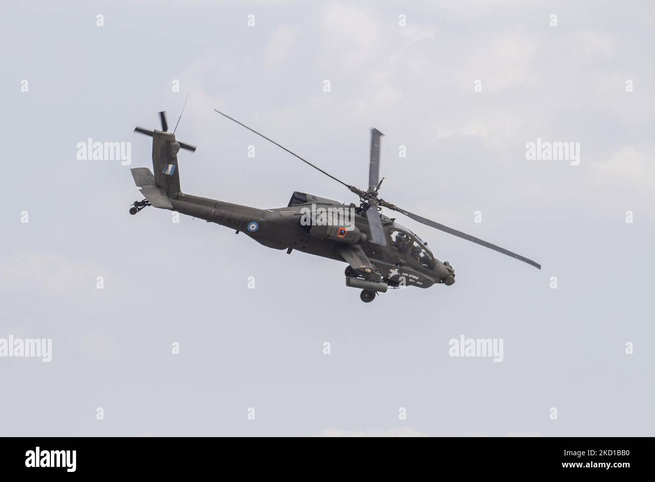 Un elicottero Apache Boeing AH-64 dell'esercito greco visto volare e manovrare durante una dimostrazione di volo durante l'Athens Flying Week 2021 Air Show presso l'aeroporto Tanagra Air base. L'Apache dell'esercito ellenico è la versione AH-64D di Apache Longbow. L'aereo specifico è un elicottero da combattimento a doppio albero sotto la fusoliera e sulle ali con mitragliatrice, missili, razzo e capacità di autodifesa. La Grecia, un paese con una forte forza aerea, è uno stato membro della NATO, Organizzazione del Trattato del Nord Atlantico. Tanagra, Grecia il 5 settembre 2021 (Foto di Nicolas e Foto Stock