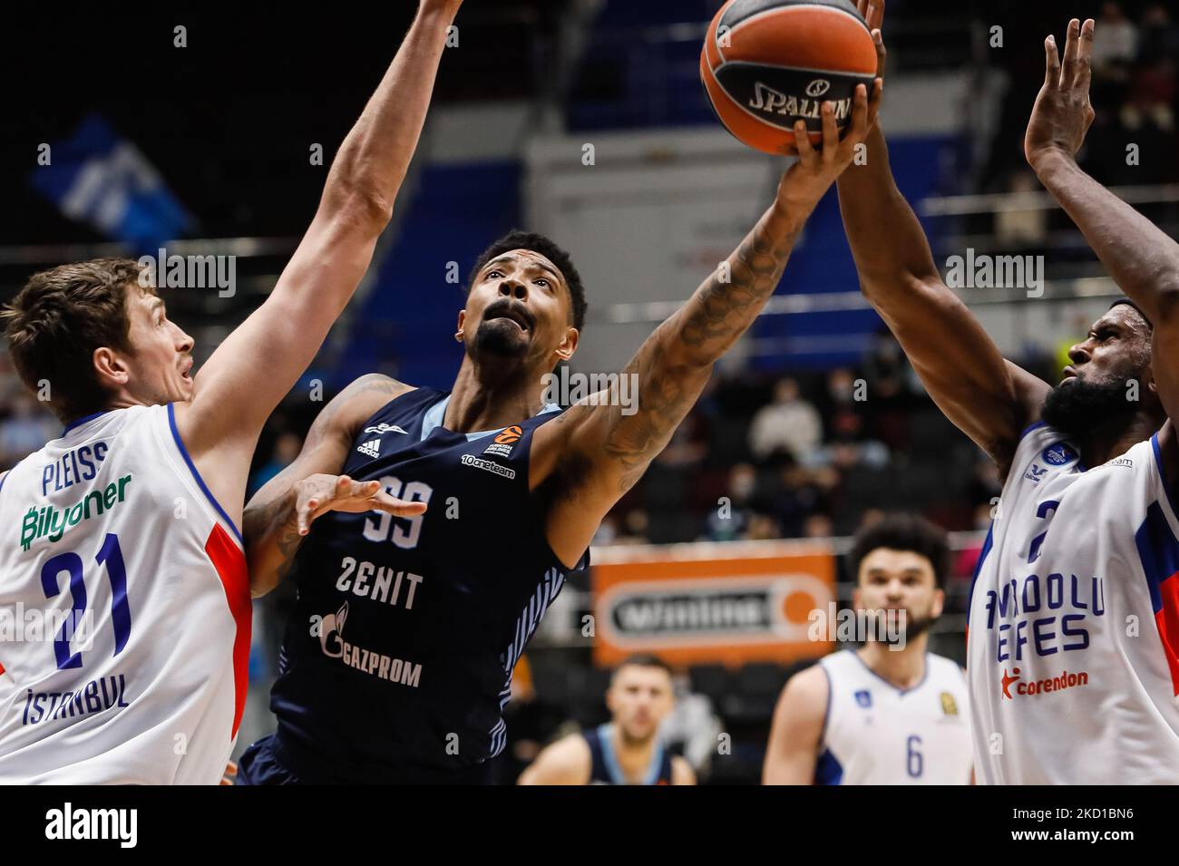 Jordan Mickey (C) di Zenit in azione contro Tibor Pleiss (L) e Chris Singleton di Anadolu Efes Istanbul durante la partita di pallacanestro Eurolega tra Zenit San Pietroburgo e Anadolu Efes Istanbul il 27 gennaio 2022 alla Sibur Arena di San Pietroburgo, Russia. (Foto di Mike Kireev/NurPhoto) Foto Stock