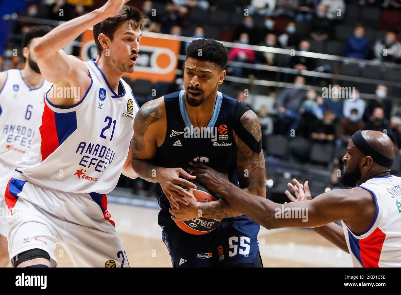 Jordan Mickey (C) di Zenit in azione contro Tibor Pleiss e Chris Singleton (R) di Anadolu Efes Istanbul durante la partita di pallacanestro Eurolega tra Zenit San Pietroburgo e Anadolu Efes Istanbul il 27 gennaio 2022 alla Sibur Arena di San Pietroburgo, Russia. (Foto di Mike Kireev/NurPhoto) Foto Stock
