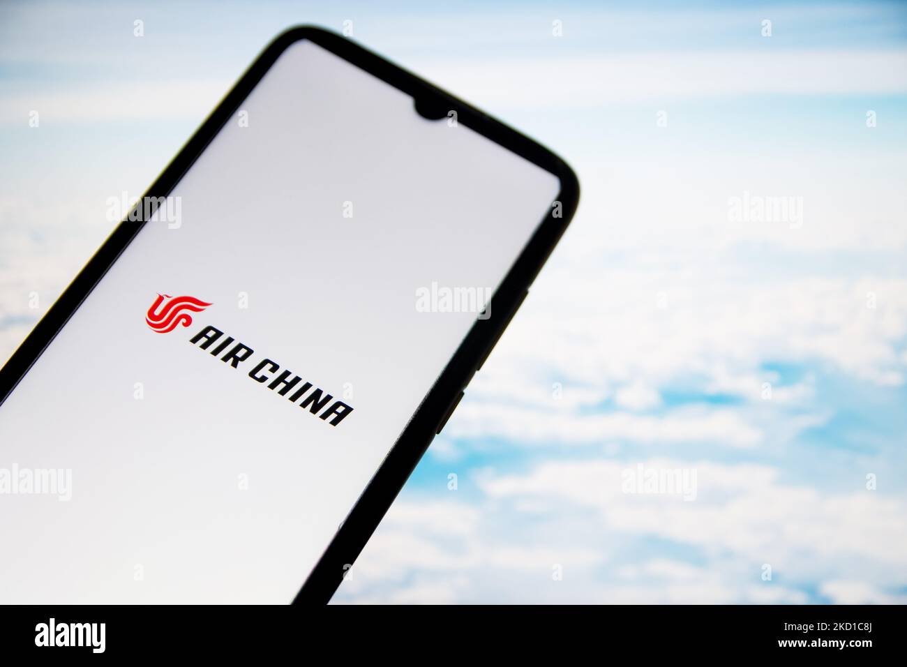 In questa foto, il 27 gennaio 2022, ad Atene, in Grecia, viene visualizzato un logo Air China Airlines sullo schermo di uno smartphone con uno sfondo per computer. (Foto Illustrazione di Nikolas Kokovlis/NurPhoto) Foto Stock