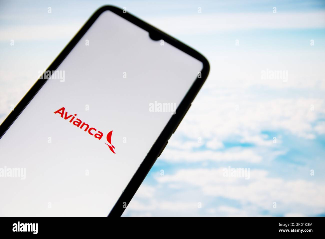 In questa foto, il logo Avianca Airlines appare sullo schermo di uno smartphone con uno sfondo per computer ad Atene, in Grecia, il 27 gennaio 2022. (Foto Illustrazione di Nikolas Kokovlis/NurPhoto) Foto Stock