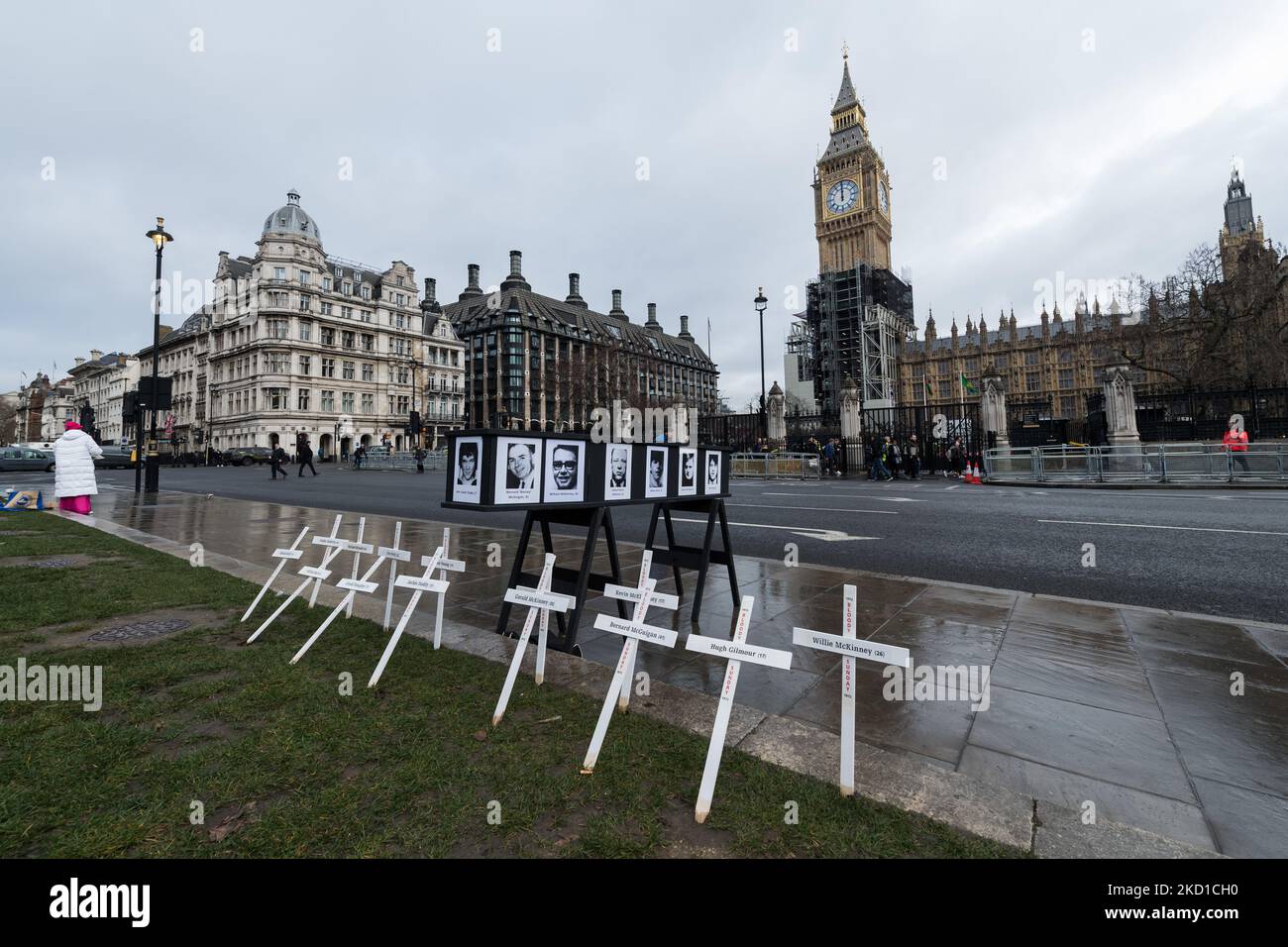 LONDRA, REGNO UNITO - 27 GENNAIO 2022: Croci simboliche e una bara con i nomi e le immagini delle vittime della domenica di sangue si trovano fuori dalle Camere del Parlamento durante una veglia commemorativa del 50th° anniversario della domenica di sangue e una protesta contro le proposte del governo britannico di amnistia per le forze statali coinvolte il 27 gennaio; 2022 a Londra, Inghilterra. Domenica 30 gennaio 1972, i soldati britannici hanno aperto il fuoco su civili disarmati partecipando a una marcia per i diritti civili a Derry, uccidendo tredici e ferendo quindici persone, con il giorno che diventa noto come Bloody Sunday. (Foto di W Foto Stock
