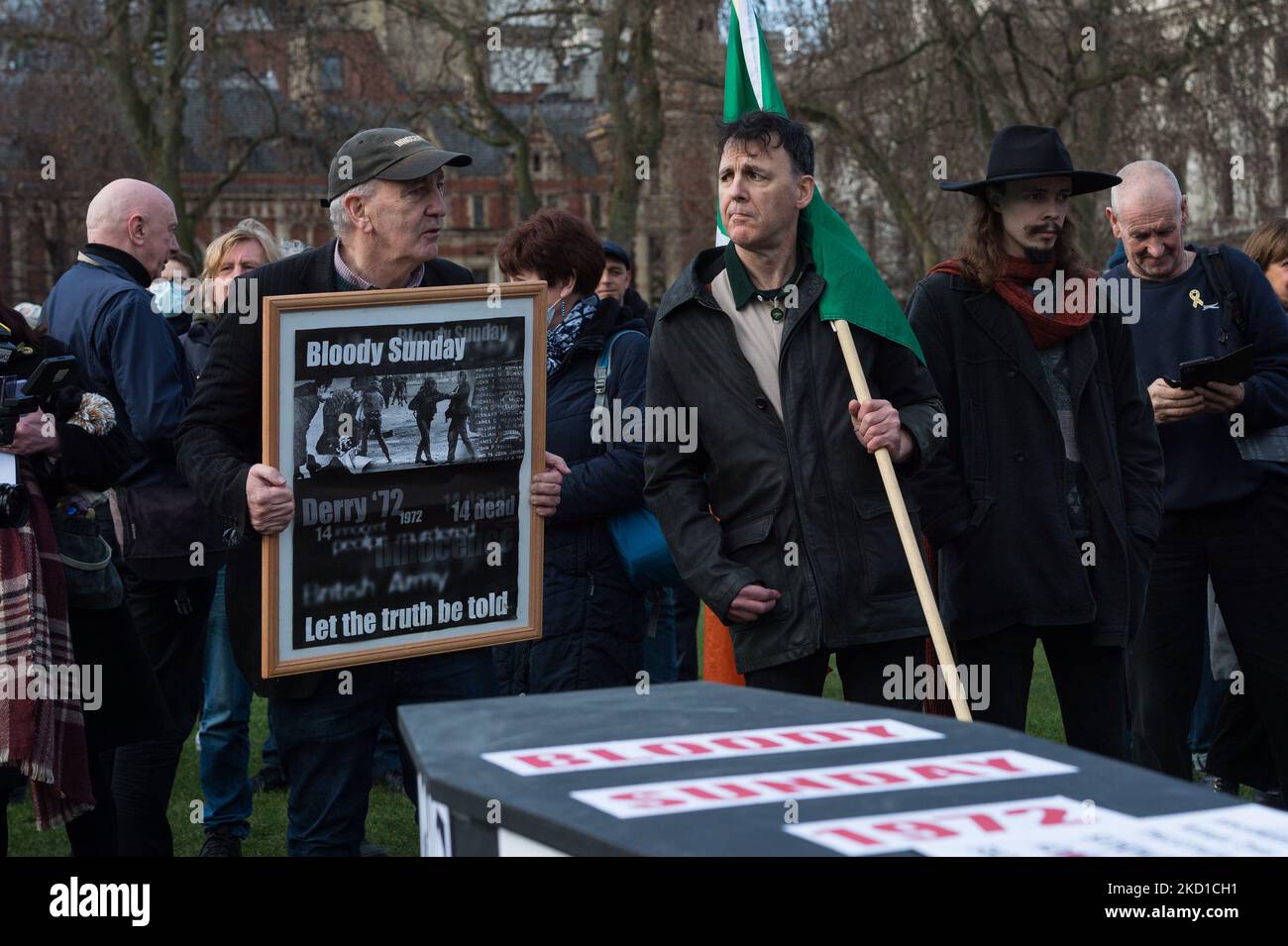 LONDRA, REGNO UNITO - 27 GENNAIO 2022: I dimostranti partecipano ad una veglia fuori dal Parlamento per commemorare il 50th° anniversario della domenica di sangue e protestare contro le proposte del governo britannico di amnistia per le forze statali coinvolte il 27 gennaio 2022 a Londra, Inghilterra. Domenica 30 gennaio 1972, i soldati britannici hanno aperto il fuoco su civili disarmati partecipando a una marcia per i diritti civili a Derry, uccidendo tredici e ferendo quindici persone, con il giorno che diventa noto come Bloody Sunday. (Foto di Wiktor Szymanowicz/NurPhoto) Foto Stock