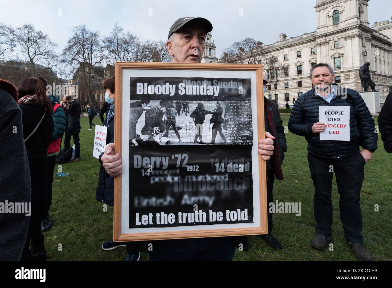 LONDRA, REGNO UNITO - 27 GENNAIO 2022: Un uomo tiene un cartello durante una veglia al di fuori delle Camere del Parlamento per commemorare il 50th° anniversario della domenica di sangue e protestare contro le proposte del governo britannico per l'amnistia per le forze statali coinvolte il 27 gennaio 2022 a Londra, Inghilterra. Domenica 30 gennaio 1972, i soldati britannici hanno aperto il fuoco su civili disarmati partecipando a una marcia per i diritti civili a Derry, uccidendo tredici e ferendo quindici persone, con il giorno che diventa noto come Bloody Sunday. (Foto di Wiktor Szymanowicz/NurPhoto) Foto Stock