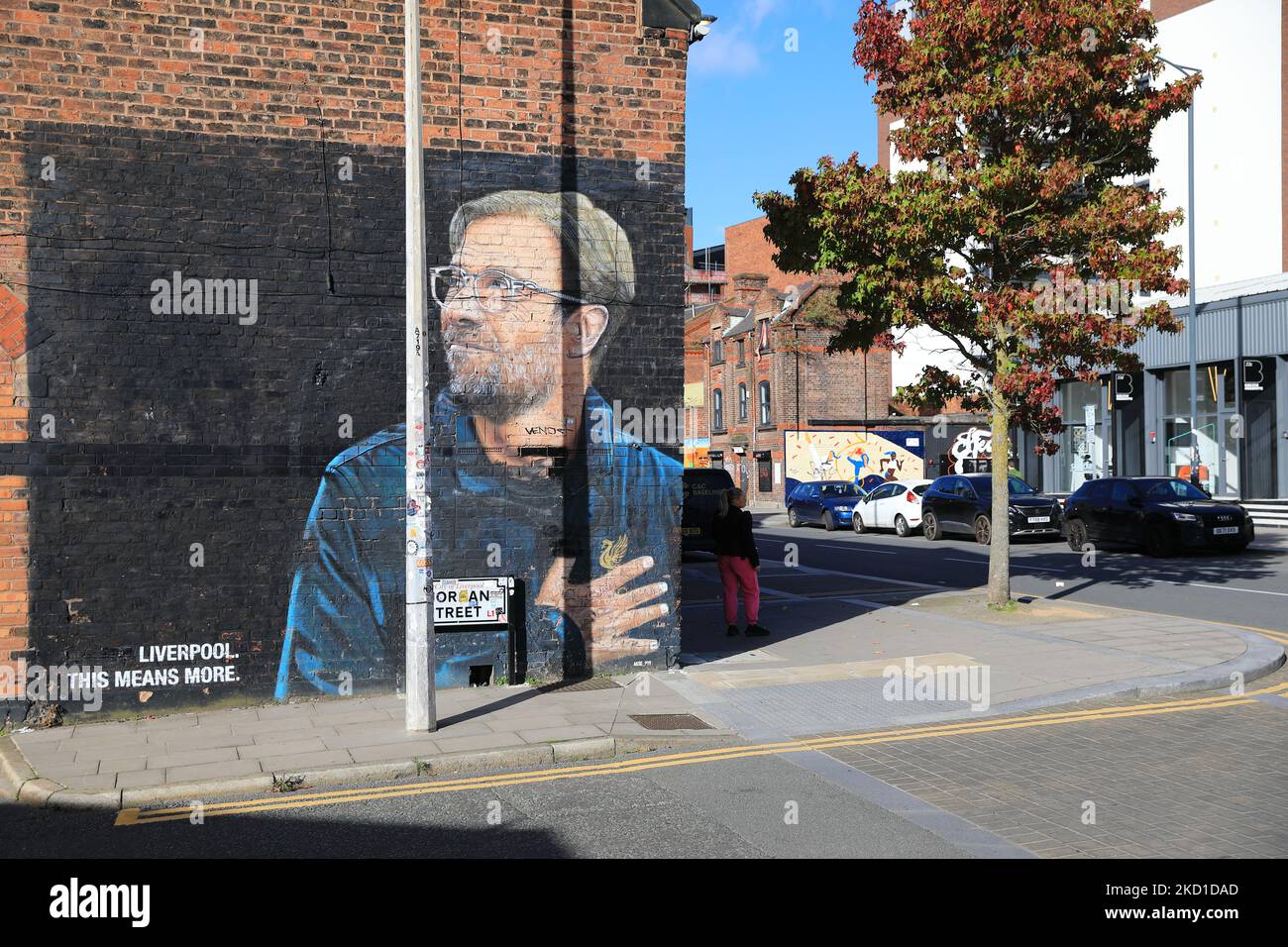 Murale di Jurgen Klopp, direttore del FC Liverpool, dipinto dall'artista di strada francese AKSE P19, su Jordan Street, nel Triangolo Baltico, Regno Unito Foto Stock