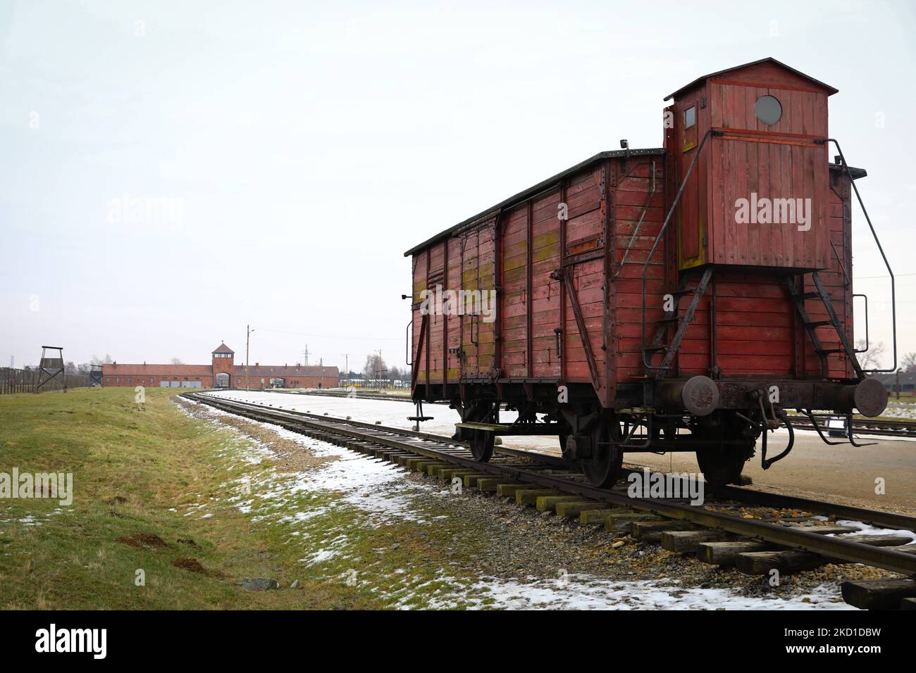 Un originale carro ferroviario utilizzato per le deportazioni è visto presso l'ex campo di concentramento e sterminio nazista-tedesco di Auschwitz II-Birkenau a Brzezinka vicino Oswiecim, Polonia il 27 gennaio 2022. (Foto di Beata Zawrzel/NurPhoto) Foto Stock