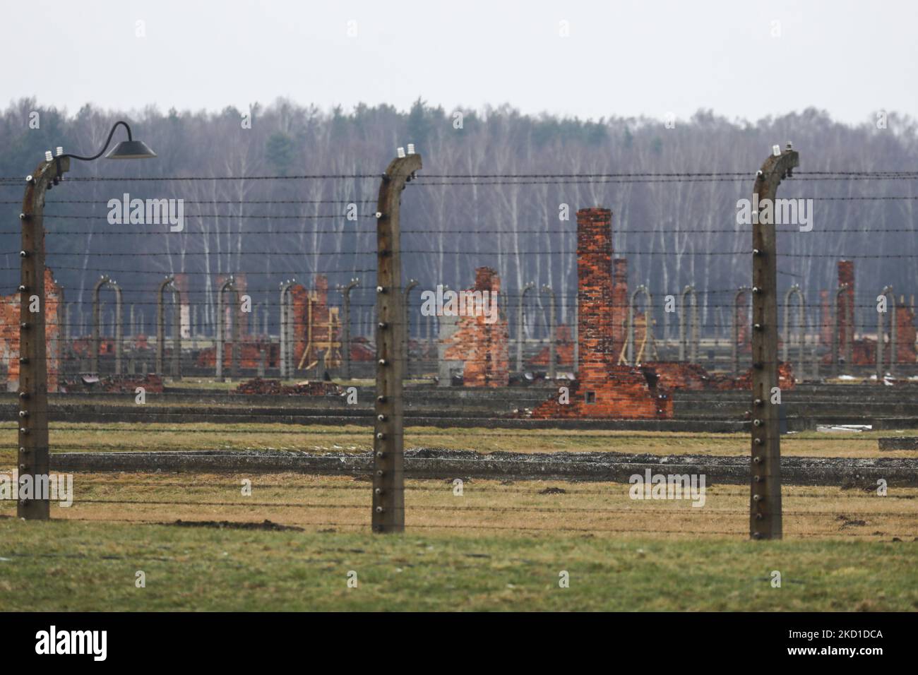 L'ex campo di concentramento e sterminio nazista di Auschwitz II-Birkenau a Brzezinka, vicino a Oswiecim, Polonia, il 27 gennaio 2022. (Foto di Beata Zawrzel/NurPhoto) Foto Stock