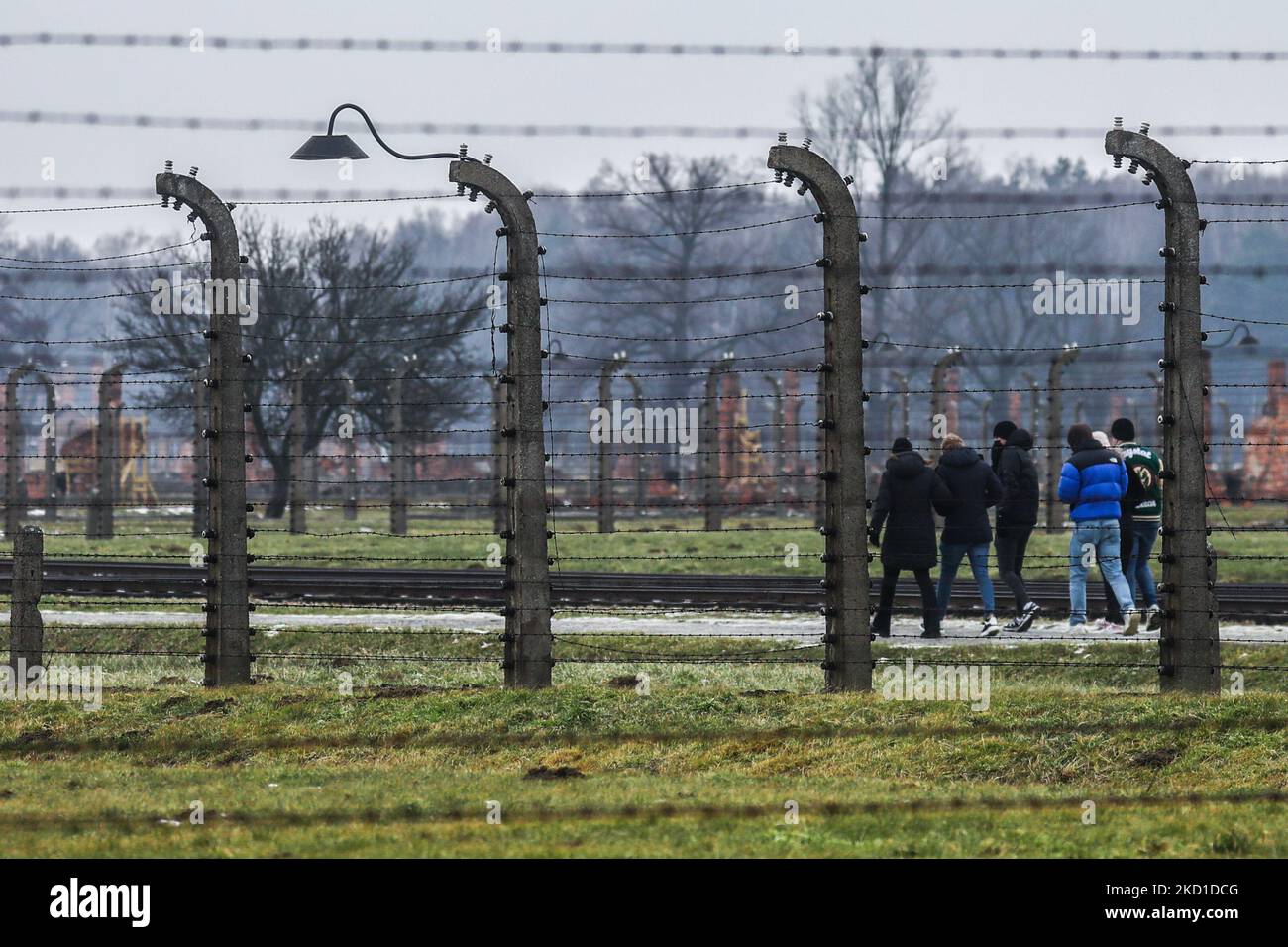 Visitatori del campo di concentramento e sterminio nazista di Auschwitz II-Birkenau a Brzezinka, vicino a Oswiecim, Polonia, il 27 gennaio 2022. (Foto di Beata Zawrzel/NurPhoto) Foto Stock