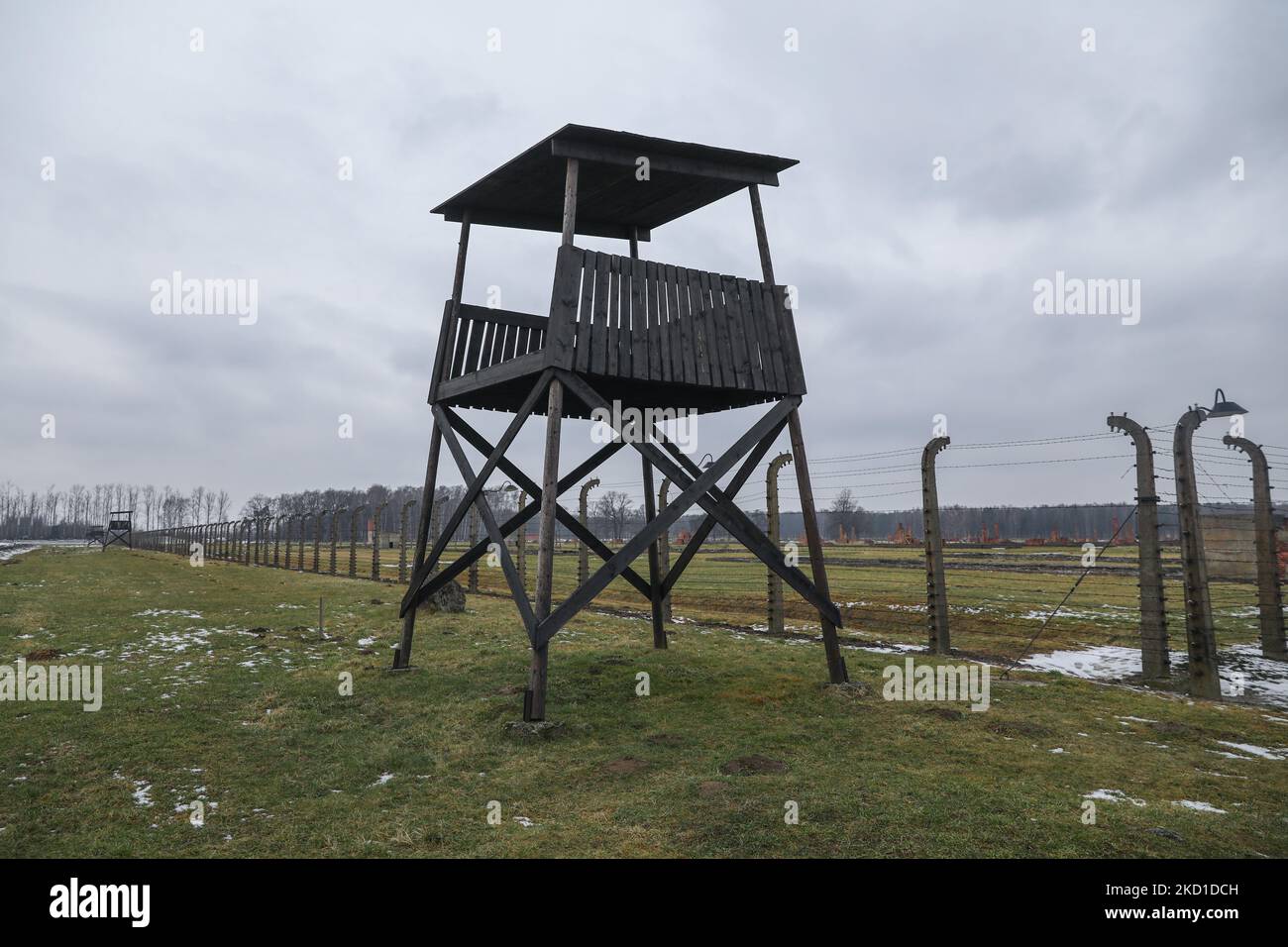 Torre di guardia presso l'ex campo di concentramento e sterminio nazista-tedesco di Auschwitz II-Birkenau a Brzezinka, vicino a Oswiecim, Polonia, il 27 gennaio 2022. (Foto di Beata Zawrzel/NurPhoto) Foto Stock