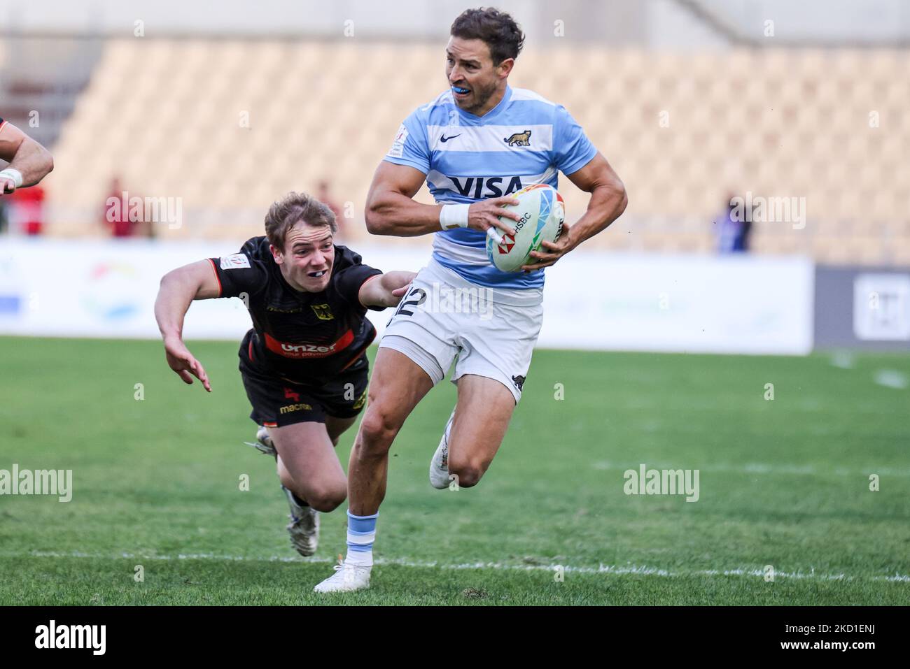 Franco Sabato dell'Argentina corre con la palla durante la partita maschile HSBC World Rugby Sevens Series 2022 tra Argentina e Germania allo stadio la Cartuja di Siviglia, il 29 gennaio 2022. (Foto di DAX Images/NurPhoto) Foto Stock