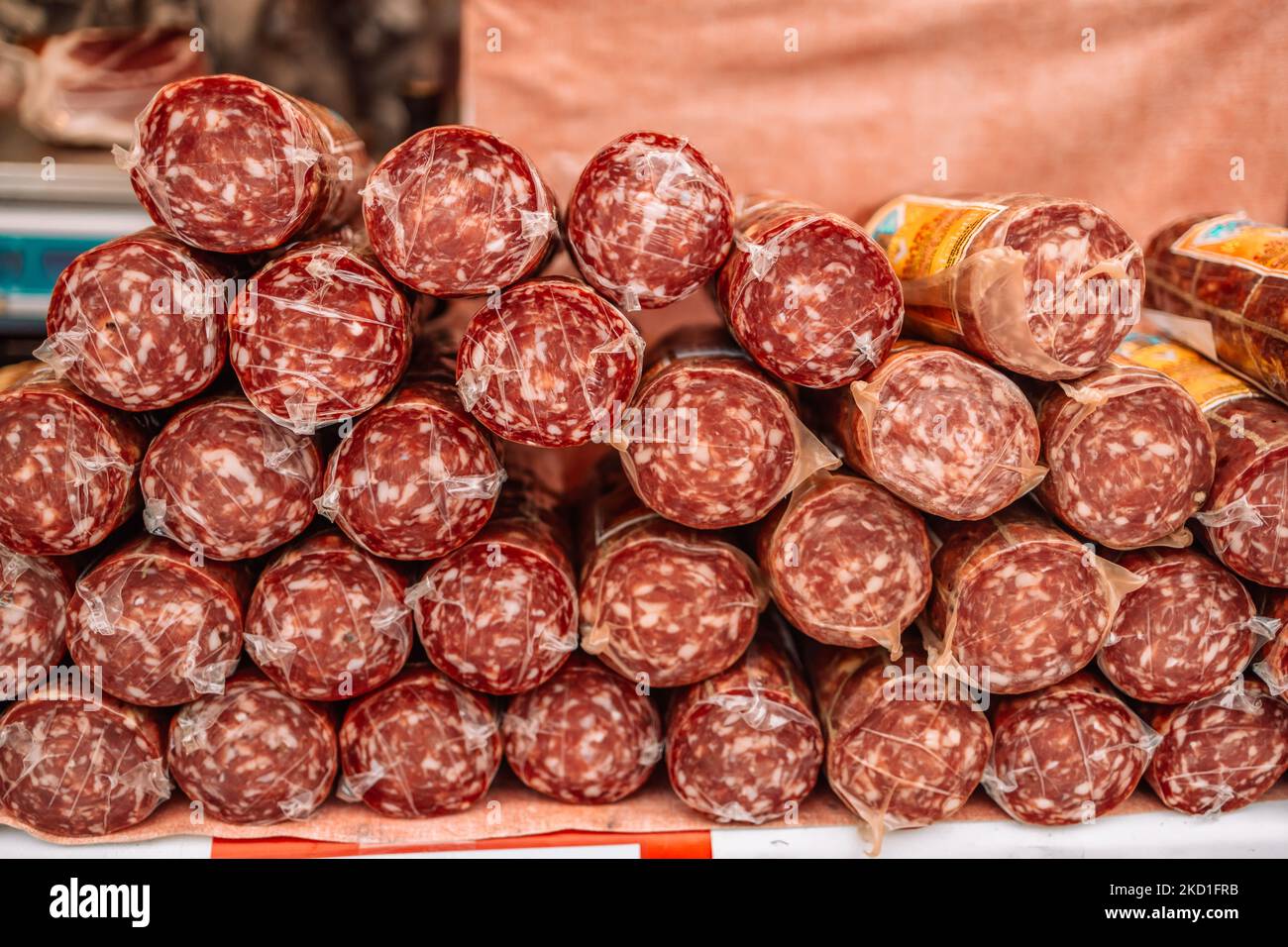 Vetrina di cibo tradizionale italiano nel centro della città di Cracovia, Polonia. Negozio di gastronomia natalizia Foto Stock
