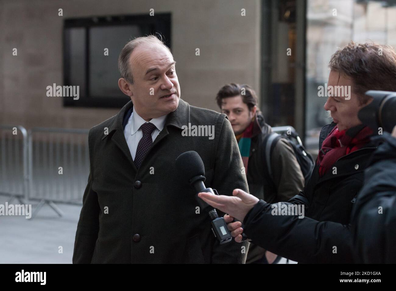 LONDRA, REGNO UNITO - 30 GENNAIO 2022: Il leader dei liberaldemocratici Sir ed Davey arriva alla BBC Broadcasting House nel centro di Londra per comparire sul programma della domenica mattina il 30 gennaio 2022 a Londra, Inghilterra. (Foto di Wiktor Szymanowicz/NurPhoto) Foto Stock