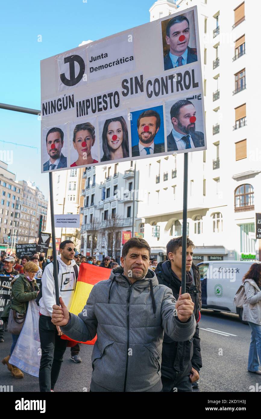 Manifestanti con striscioni al rally contro l'aumento fiscale, chiamato dall'associazione civile JUNTA DEMOCRATICA de España, nel centro di Madrid, il 30 gennaio 2022 a Madrid, Spagna. Questa protesta è organizzata contro l'ultima riforma del regime fiscale per i lavoratori autonomi e gli aumenti fiscali proposti dal governo e per esigere l'attuazione di meccanismi di controllo nella gestione della ricchezza dei cittadini. (Foto di Oscar Gonzalez/NurPhoto) Foto Stock