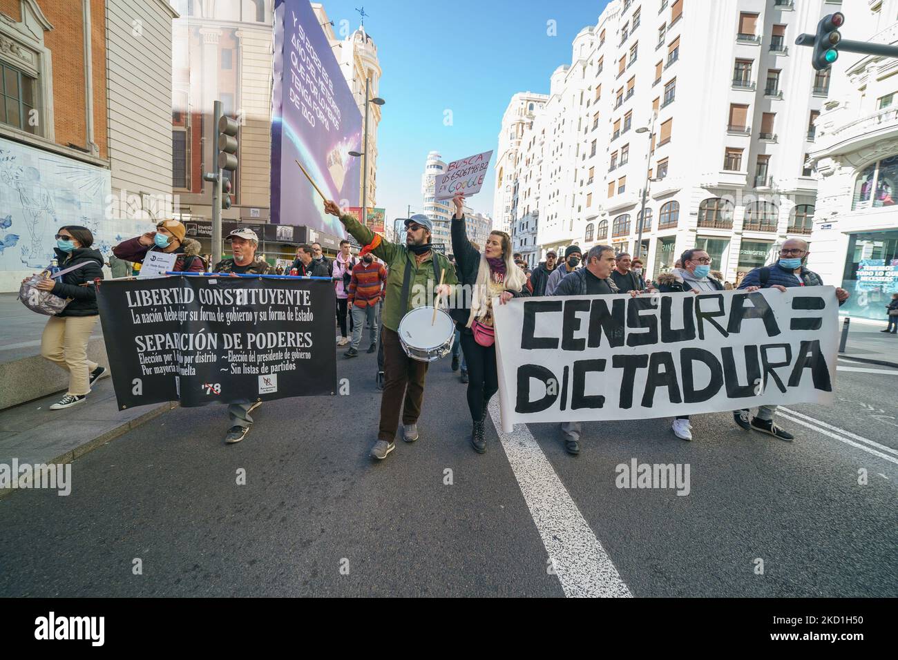 Manifestanti con striscioni al rally contro l'aumento fiscale, chiamato dall'associazione civile JUNTA DEMOCRATICA de España, nel centro di Madrid, il 30 gennaio 2022 a Madrid, Spagna. Questa protesta è organizzata contro l'ultima riforma del regime fiscale per i lavoratori autonomi e gli aumenti fiscali proposti dal governo e per esigere l'attuazione di meccanismi di controllo nella gestione della ricchezza dei cittadini. (Foto di Oscar Gonzalez/NurPhoto) Foto Stock