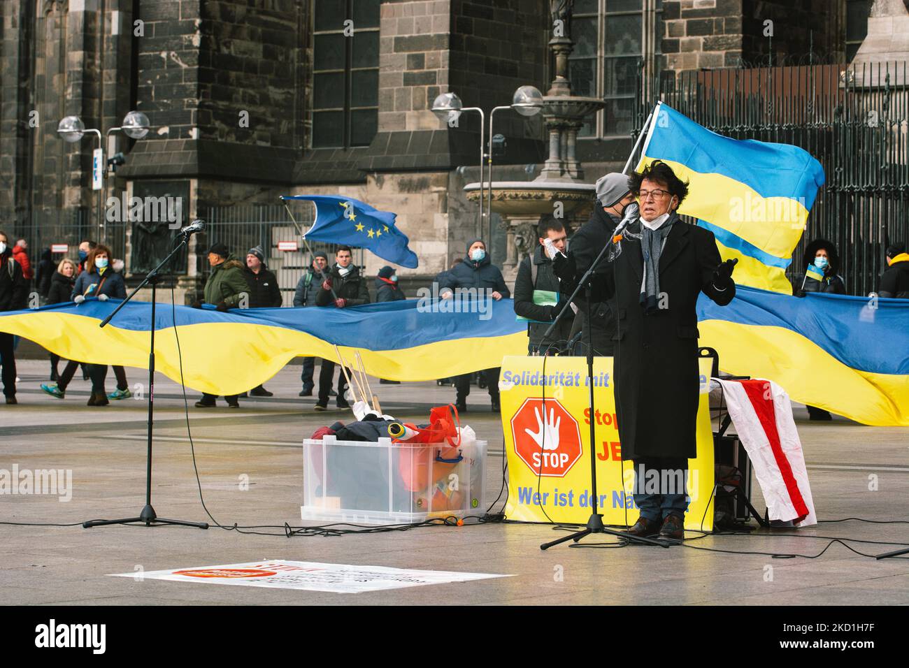 Circa un centinaio di manifestanti hanno partecipato a una protesta a Colonia, in Germania, il 30 gennaio 2022. - (EN) i dimostranti hanno criticato il massacro di Putin di truppe vicino al confine ucraino e hanno invitato la Germania a svolgere un ruolo più attivo nella difesa degli interessi dell'Ucraina. (Foto di Ying Tang/NurPhoto) Foto Stock