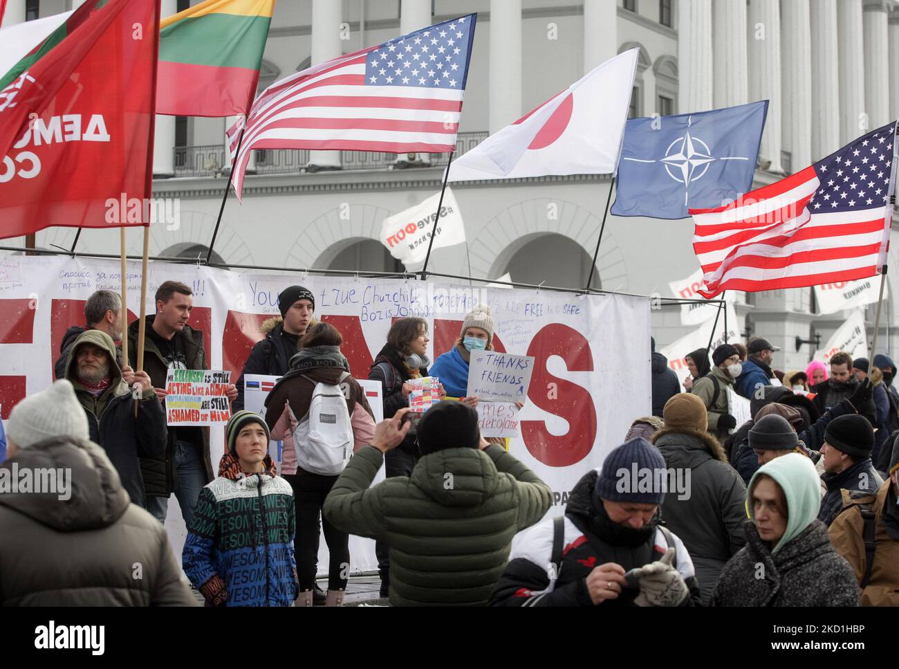 Gli ucraini partecipano ad un rally per ringraziare gli stati stranieri per aver fornito armi all'Ucraina e per il loro sostegno internazionale alla Piazza dell'Indipendenza di Kyiv, Ucraina 30 gennaio 2022. Gli Stati Uniti hanno inviato aiuti militari tra cui missili anticarro Javelin, e la Gran Bretagna ha fornito armi anticarro leggere di nuova generazione (NLAW) all’Ucraina come tensioni di confine con la Russia. (Foto di Str/NurPhoto) Foto Stock