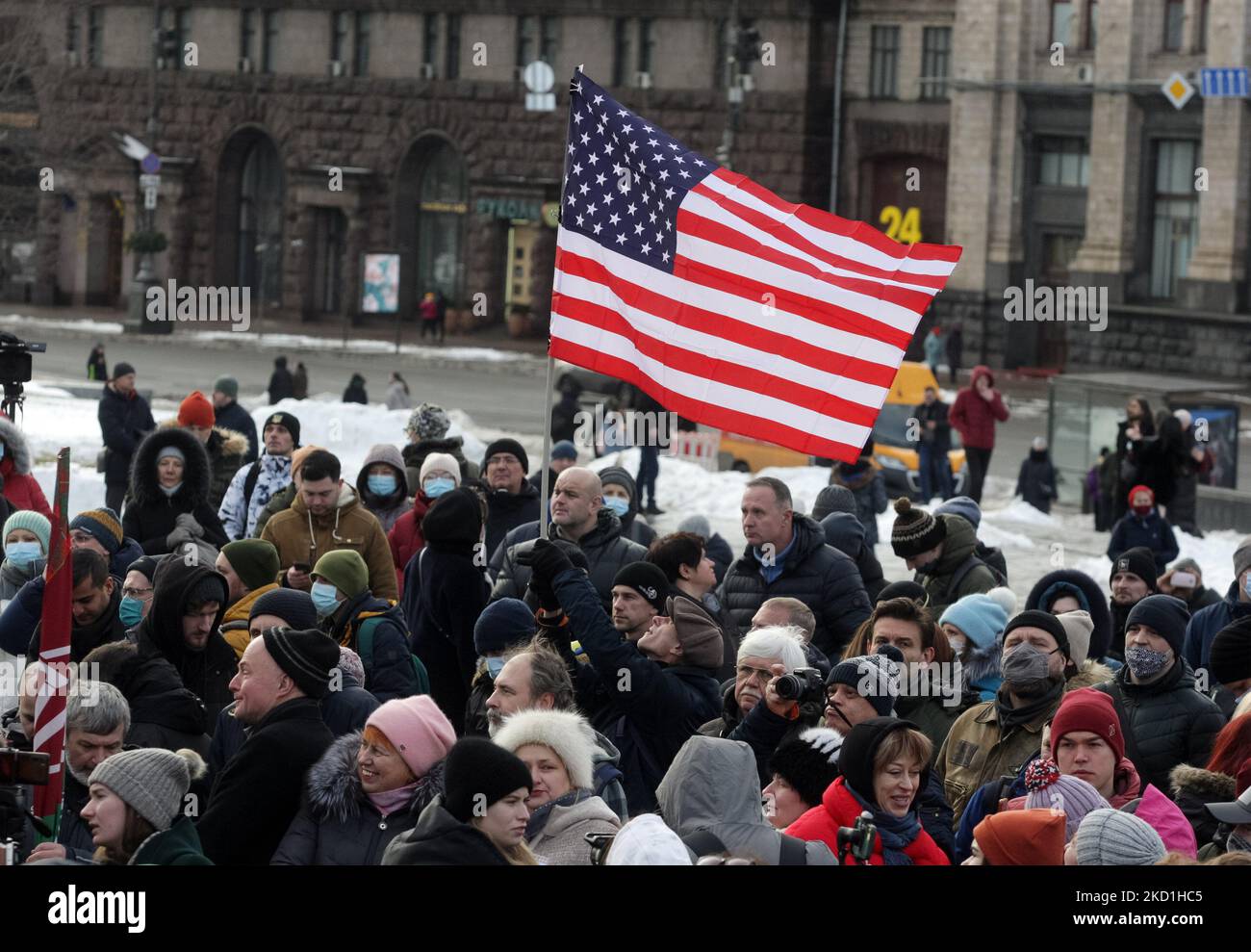Gli ucraini partecipano ad un rally per ringraziare gli stati stranieri per aver fornito armi all'Ucraina e per il loro sostegno internazionale alla Piazza dell'Indipendenza di Kyiv, Ucraina 30 gennaio 2022. Gli Stati Uniti hanno inviato aiuti militari tra cui missili anticarro Javelin, e la Gran Bretagna ha fornito armi anticarro leggere di nuova generazione (NLAW) all’Ucraina come tensioni di confine con la Russia. (Foto di Str/NurPhoto) Foto Stock