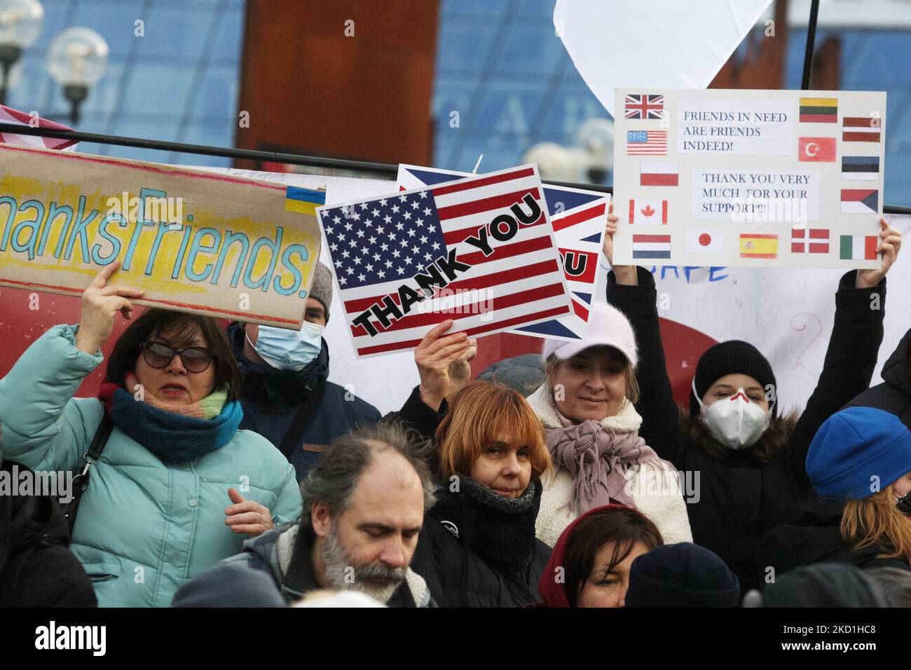 Gli ucraini partecipano ad un rally per ringraziare gli stati stranieri per aver fornito armi all'Ucraina e per il loro sostegno internazionale alla Piazza dell'Indipendenza di Kyiv, Ucraina 30 gennaio 2022. Gli Stati Uniti hanno inviato aiuti militari tra cui missili anticarro Javelin, e la Gran Bretagna ha fornito armi anticarro leggere di nuova generazione (NLAW) all’Ucraina come tensioni di confine con la Russia. (Foto di Str/NurPhoto) Foto Stock