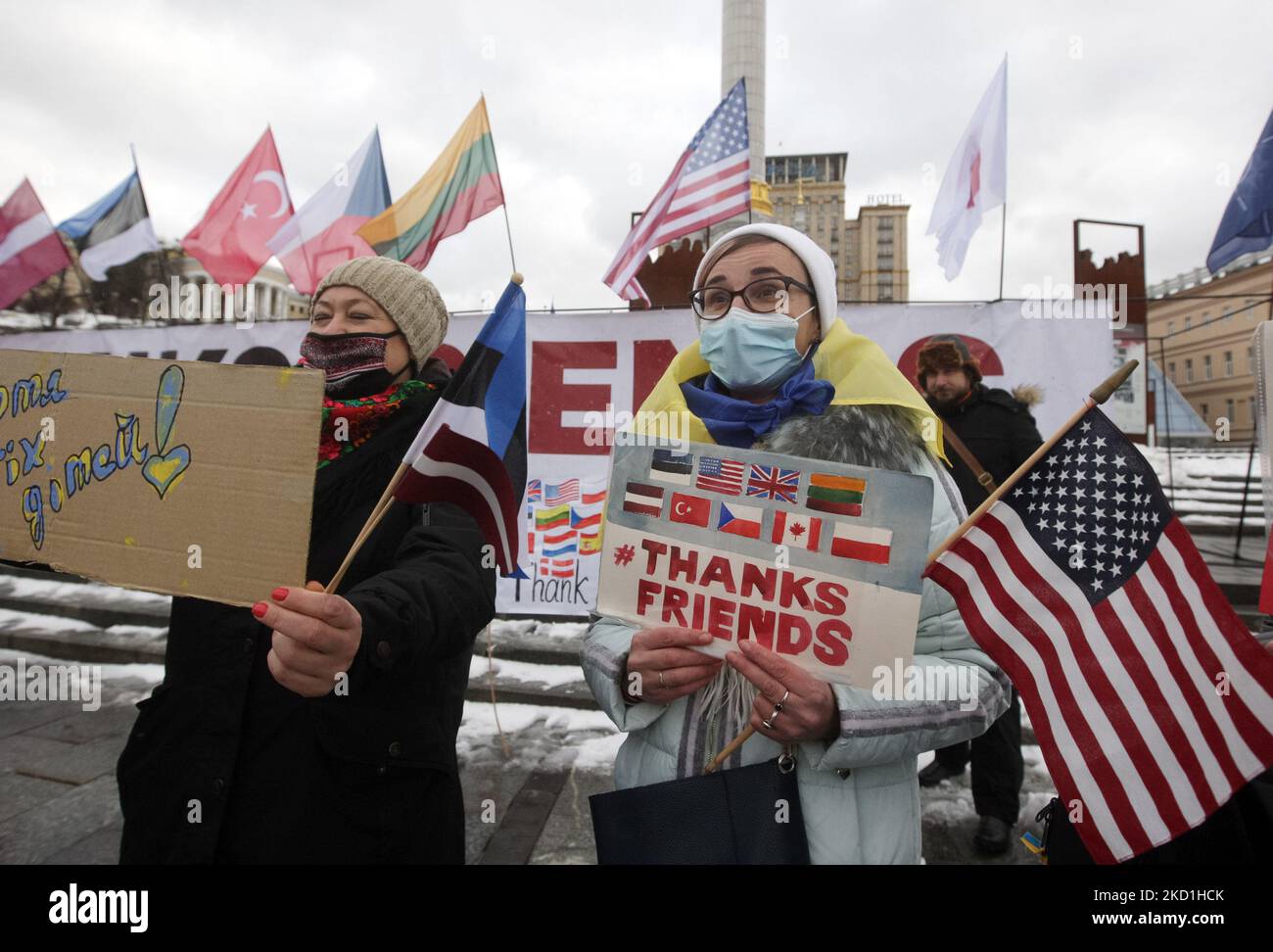 Gli ucraini partecipano ad un rally per ringraziare gli stati stranieri per aver fornito armi all'Ucraina e per il loro sostegno internazionale alla Piazza dell'Indipendenza di Kyiv, Ucraina 30 gennaio 2022. Gli Stati Uniti hanno inviato aiuti militari tra cui missili anticarro Javelin, e la Gran Bretagna ha fornito armi anticarro leggere di nuova generazione (NLAW) all’Ucraina come tensioni di confine con la Russia. (Foto di Str/NurPhoto) Foto Stock