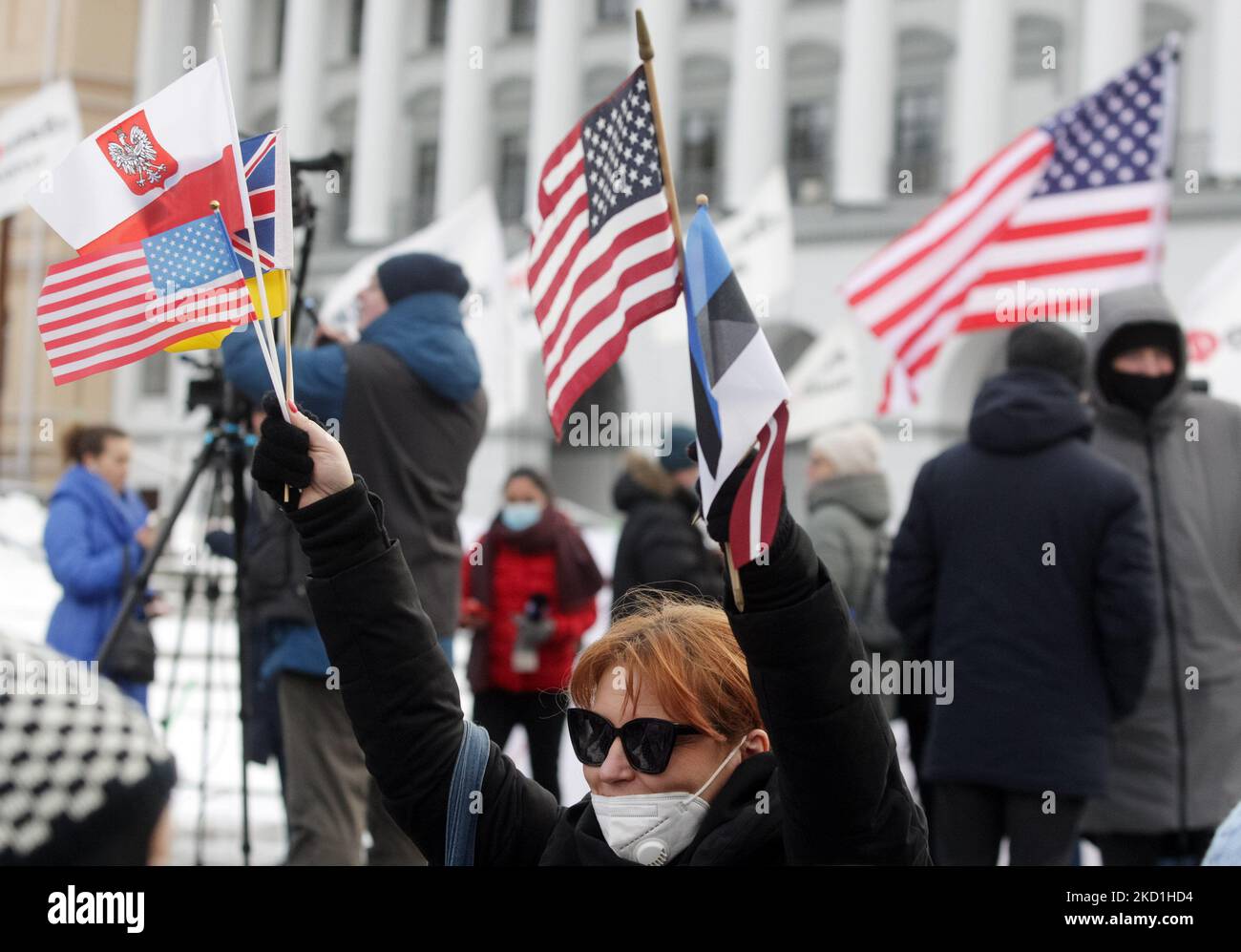 Una donna partecipa a un rally per ringraziare gli stati stranieri per aver fornito armi all'Ucraina e il loro sostegno internazionale alla Piazza dell'Indipendenza di Kyiv, Ucraina 30 gennaio 2022. Gli Stati Uniti hanno inviato aiuti militari tra cui missili anticarro Javelin, e la Gran Bretagna ha fornito armi anticarro leggere di nuova generazione (NLAW) all’Ucraina come tensioni di confine con la Russia. (Foto di Str/NurPhoto) Foto Stock