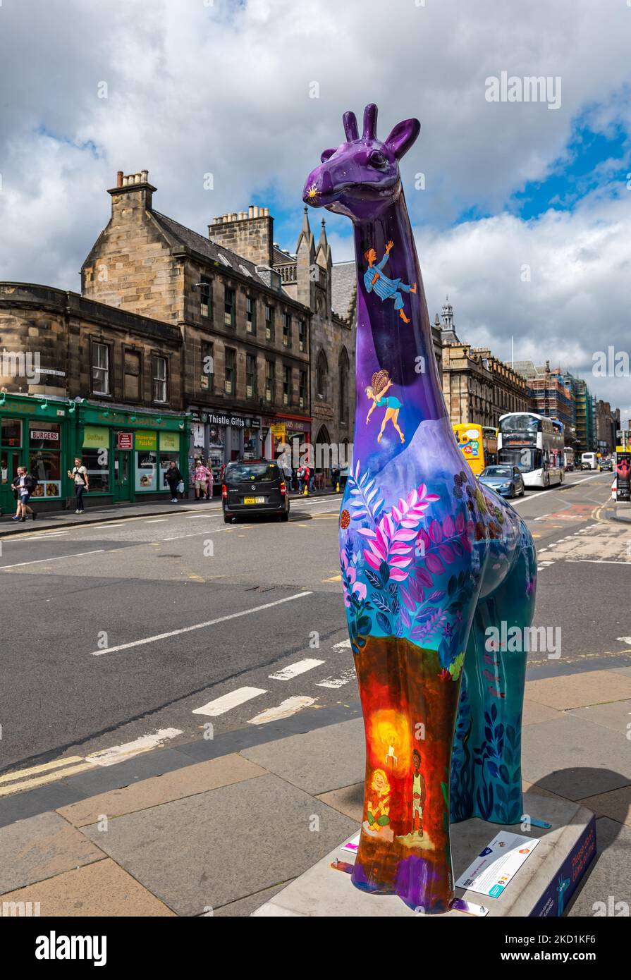 Una giraffa dipinta in mostra su strada a Giraffe About Town Wild in Art Event, Edimburgo, Scozia, Regno Unito Foto Stock