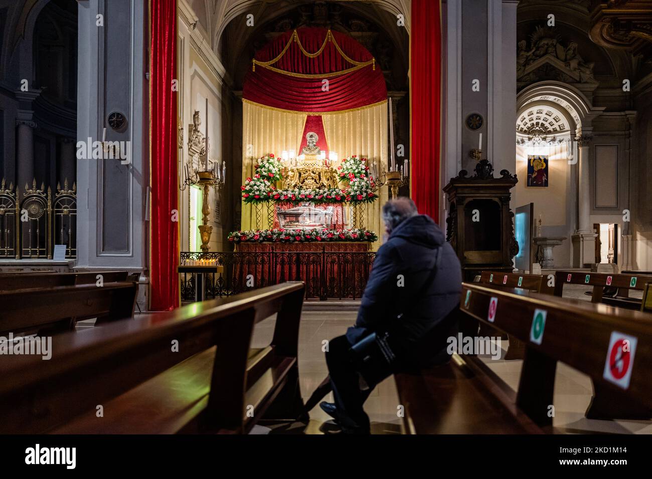 Un fedele prega davanti alle reliquie di San Corrado, patrono della città di Molfetta, esposte nella Cattedrale di Molfetta in occasione della festa di San Corrado del 31 gennaio 2022. Domenica 30 gennaio alle ore 19,00, durante la Santa Messa nella Cattedrale di Molfetta, busto reliquiario del santo eremita, San Corrado, patrono della città di Molfetta, È stato intronizzato per la prima volta nella cappella dedicata ai Santi Pietro e Paolo nella Cattedrale alla presenza del Presidente e dei membri del Comitato delle Feste Patronali, del delegato vescovile Don Pasquale Rubies e di tutta la fa Foto Stock