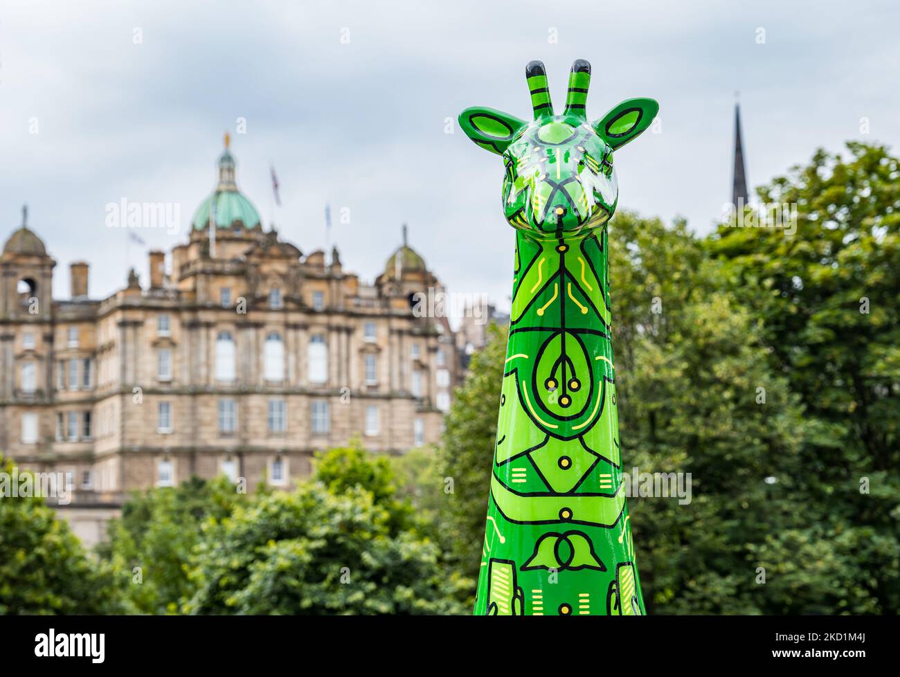 Una giraffa dipinta in mostra su strada a Giraffe About Town Wild in Art Event, Edimburgo, Scozia, Regno Unito Foto Stock