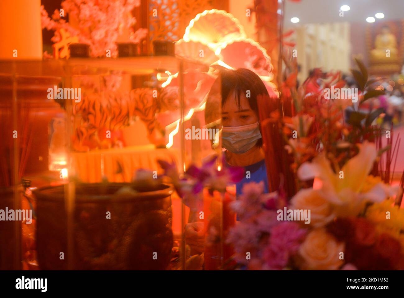 La gente prega per Capodanno cinese a Maha Vihara Dharmakirti Palembang Lunedi, 31 gennaio 2022. (Foto di Sigit Prasetya/NurPhoto) Foto Stock