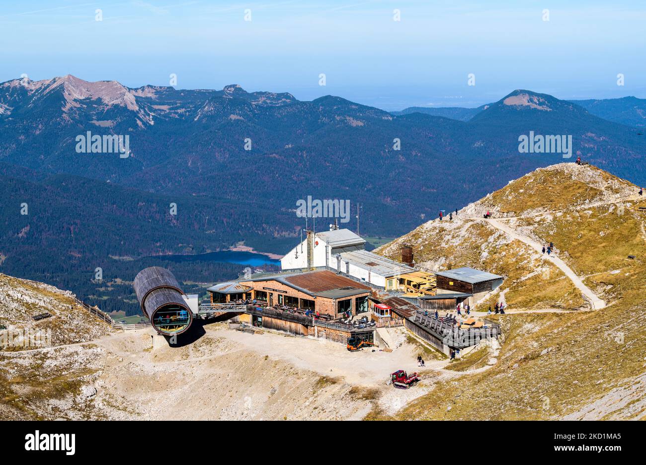 MITTENWALD, GERMANIA - 30 OTTOBRE 2022: Stazione di Karwendelbahn in Baviera con rifugio alpino Foto Stock