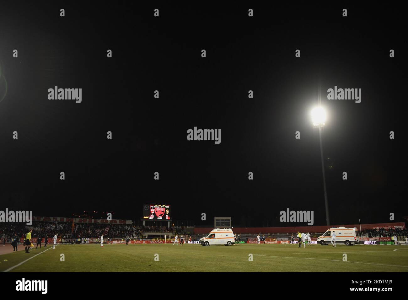 Due ambulanze entrano in campo in azione durante la Romania Liga 1 , Round 23, partita di calcio tra Dinamo Bucarest e FCSB, disputata a Bucarest, Romania, domenica 30 gennaio 2022. (Foto di Alex Nicodim/NurPhoto) Foto Stock