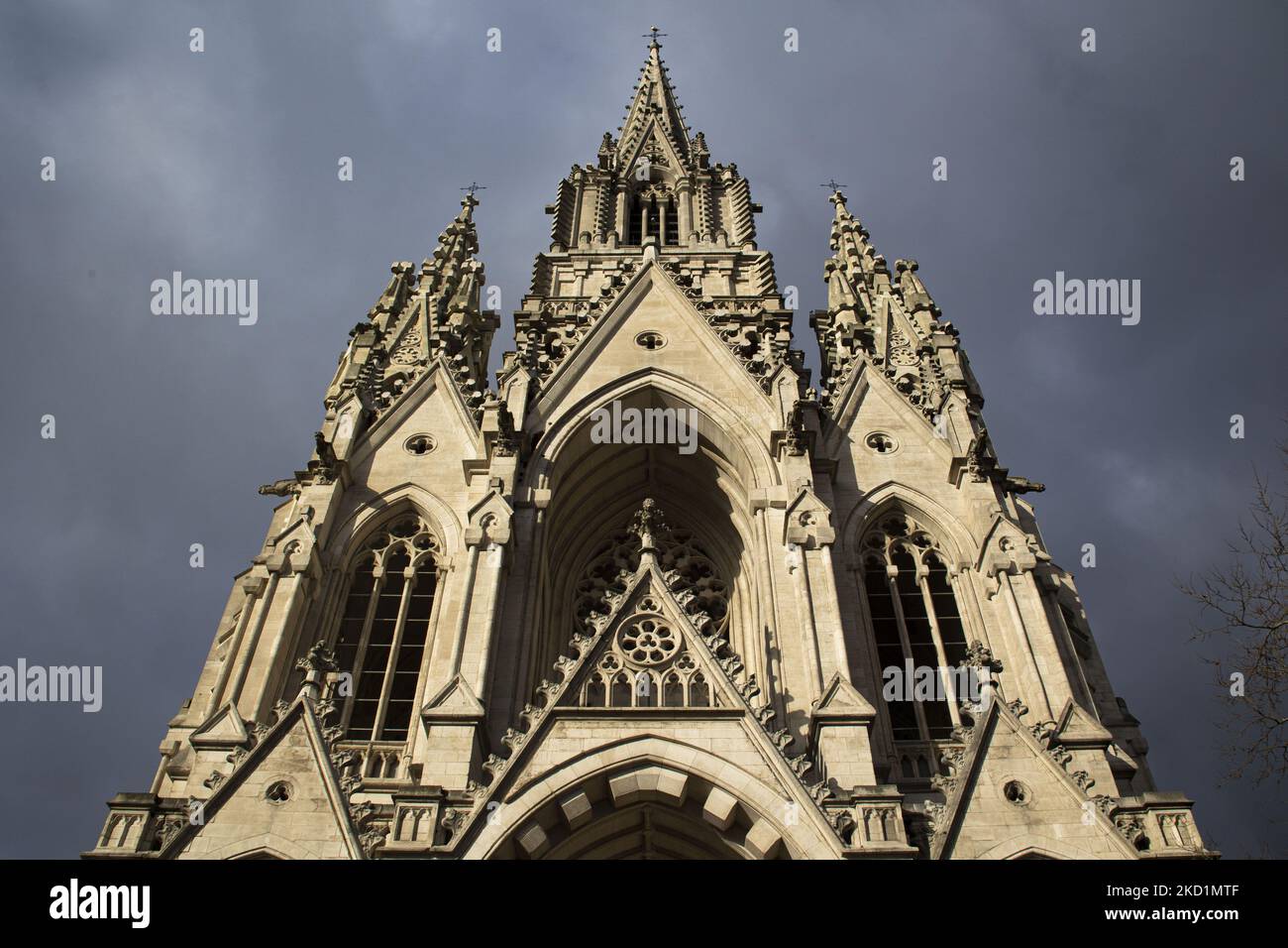 La Chiesa di nostra Signora di Laeken, conosciuta in francese come Église Notre-Dame de Laeken, una chiesa cattolica romana in stile architettonico neogotico a Laeken, come si vede nella città di Bruxelles durante una giornata con drammatiche nuvole scure. La chiesa fu costruita in memoria della regina Luisa-Marie, moglie del re Leopoldo i su progetto dell'architetto belga Joseph Poelaert. Sotto la chiesa si trova la cripta reale che ospita le tombe della famiglia reale belga, comprese quelle di tutti gli ex re belgi come Leopoldo. Bruxelles, Belgio il 30 gennaio 2022 (Foto di Nicolas Economou/NurPhoto) Foto Stock