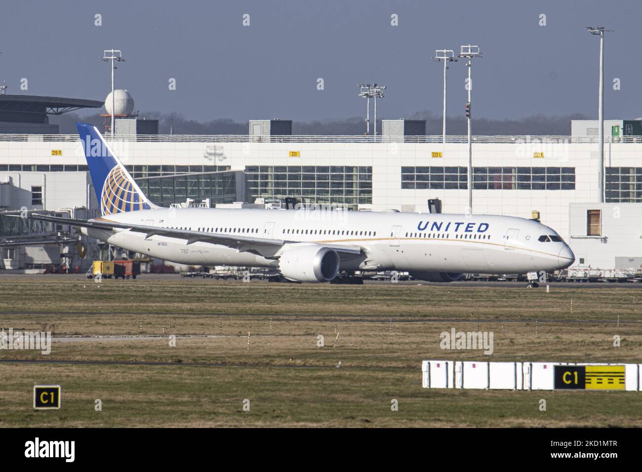 United Airlines Boeing 787-10 Dreamliner come visto in partenza dall'aeroporto internazionale di Bruxelles Zaventem BRU - Bruxelles Nationaal. Il velivolo a corpo largo ha la registrazione N17002. Il jet plane visto vicino al terminale, cancelli e torre di controllo tassando e poi volando verso gli Stati Uniti. United Airlines Inc è una delle principali compagnie aeree americane, la terza più grande al mondo, membro del gruppo aereo Star Alliance, con sede a Willis Tower a Chicago, Illinois. L'industria dell'aviazione e il traffico di passeggeri stanno gradualmente affondando un periodo difficile con la pandemia di coronavirus del Covid-19 Foto Stock