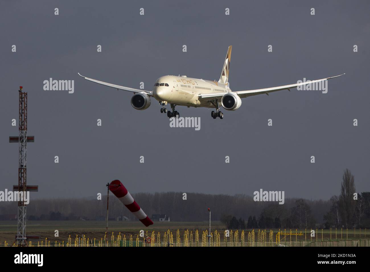 Etihad Airways Boeing 787-9 Dreamliner come visto all'avvicinamento finale che vola, atterra e tassa nella capitale belga, l'aeroporto Zaventem BRU di Bruxelles. Il Boeing B787, moderno e avanzato velivolo per passeggeri a fusoliera larga, è dotato della registrazione A6-BLW ed è alimentato da 2x motori a reazione GE. L'aereo arriva alla città europea da Abu Dhabi. Etihad è il secondo portatore di bandiera degli Emirati Arabi Uniti. Il settore dell'aviazione e il traffico di passeggeri stanno gradualmente affondando un periodo difficile con la pandemia del coronavirus del Covid-19 che ha un impatto negativo sull'industria dei viaggi con timori di Th Foto Stock