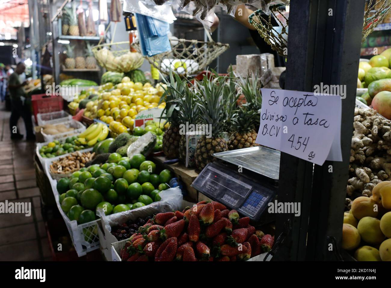 Un negozio visualizza l'importo per il cambio di valuta basato sulla cifra stipulata dalla Banca centrale del Venezuela BCV a Caracas, Venezuela il 01 febbraio 2022. (Foto di Javier Campos/NurPhoto) Foto Stock