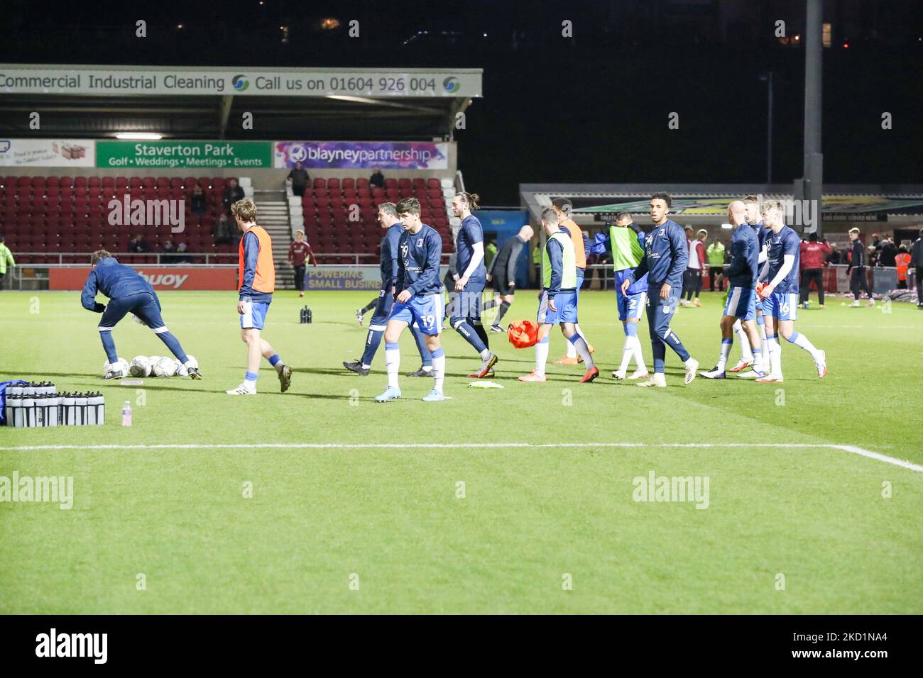 I giocatori di Barrow si scaldano prima della partita della Sky Bet League 2 tra Northampton Town e Barrow al PTS Academy Stadium, Northampton, martedì 1st febbraio 2022.(Foto di John Cripps/MI News/NurPhoto) Foto Stock