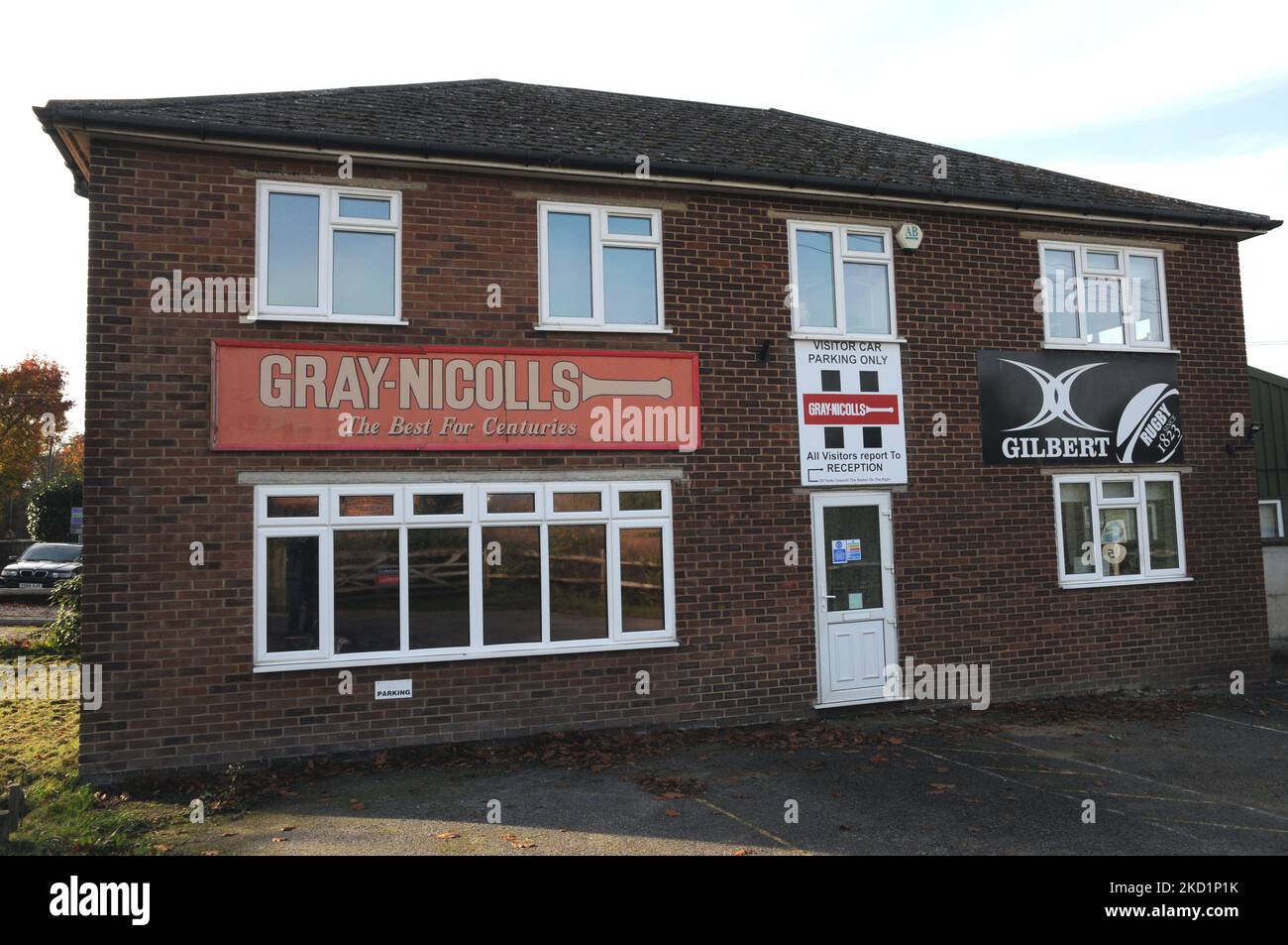 Al di fuori del quartier generale e fabbrica di pipistrelli di cricket Grays-Nicholls nel villaggio del Sussex orientale di Robertsbridge.la società risale al 1975. Foto Stock