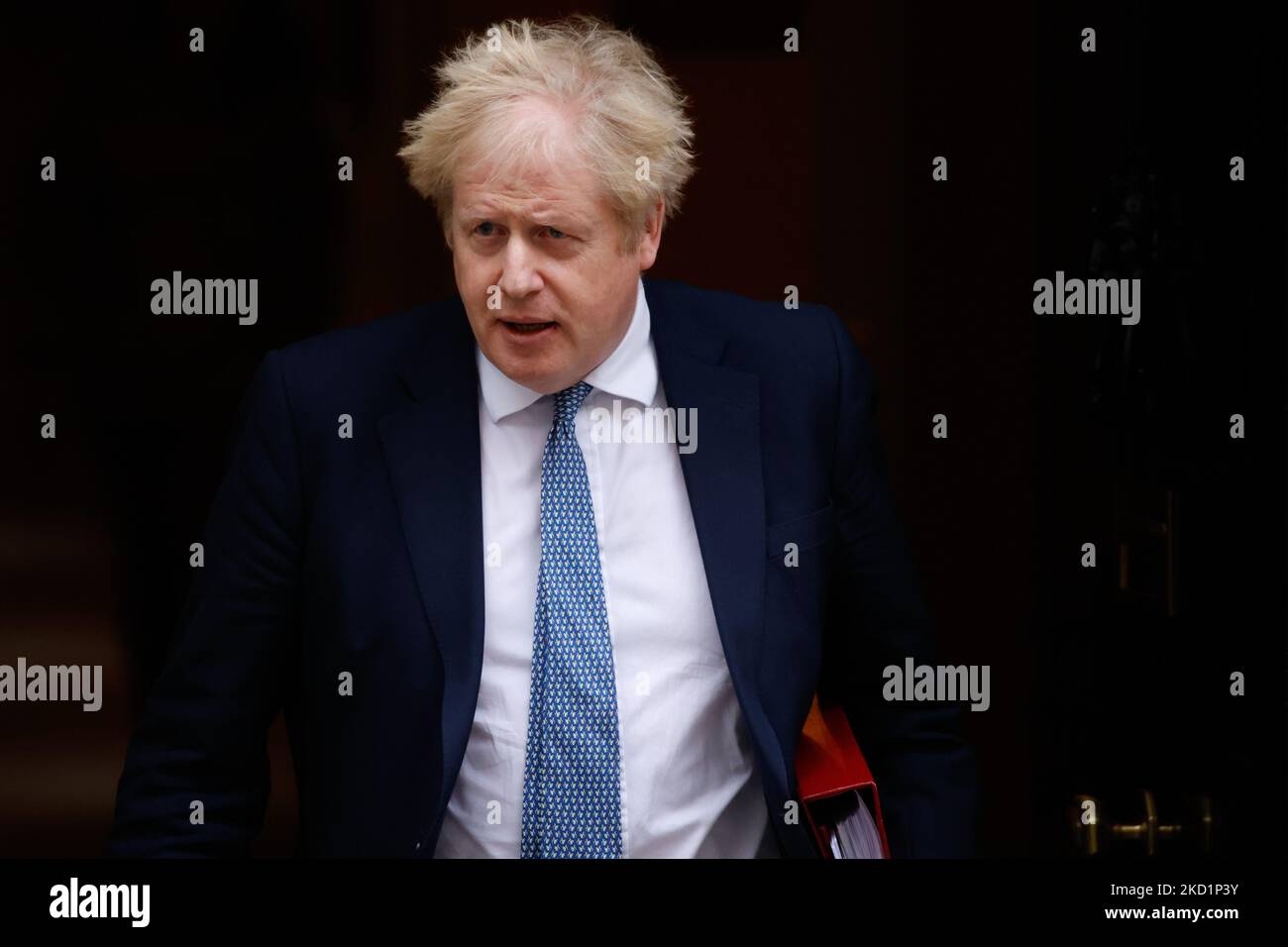 Il primo ministro britannico Boris Johnson lascia 10 Downing Street per la sua apparizione settimanale del primo ministro (PMQ) alla Camera dei Comuni a Londra, in Inghilterra, il 2 febbraio 2022. (Foto di David Cliff/NurPhoto) Foto Stock