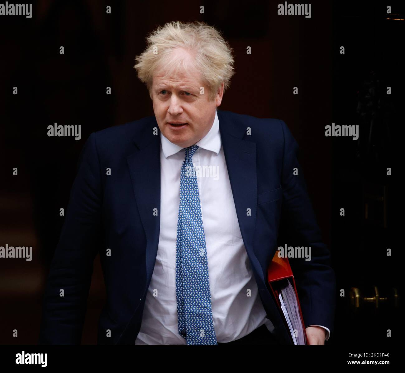 Il primo ministro britannico Boris Johnson lascia 10 Downing Street per la sua apparizione settimanale del primo ministro (PMQ) alla Camera dei Comuni a Londra, in Inghilterra, il 2 febbraio 2022. (Foto di David Cliff/NurPhoto) Foto Stock