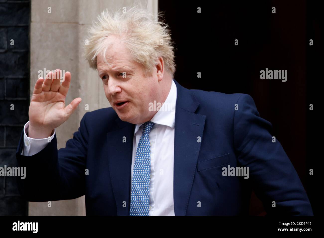 Il primo ministro britannico Boris Johnson lascia 10 Downing Street per la sua apparizione settimanale del primo ministro (PMQ) alla Camera dei Comuni a Londra, in Inghilterra, il 2 febbraio 2022. (Foto di David Cliff/NurPhoto) Foto Stock