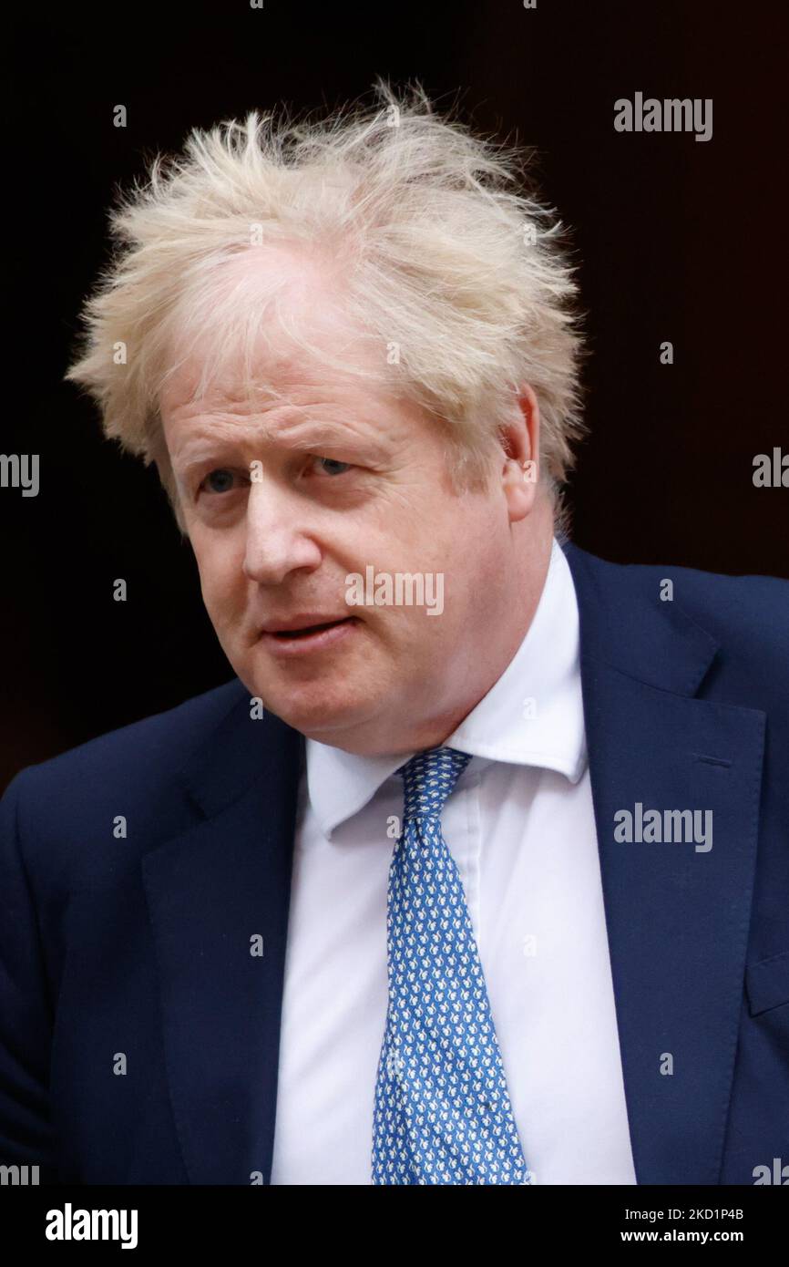 Il primo ministro britannico Boris Johnson lascia 10 Downing Street per la sua apparizione settimanale del primo ministro (PMQ) alla Camera dei Comuni a Londra, in Inghilterra, il 2 febbraio 2022. (Foto di David Cliff/NurPhoto) Foto Stock